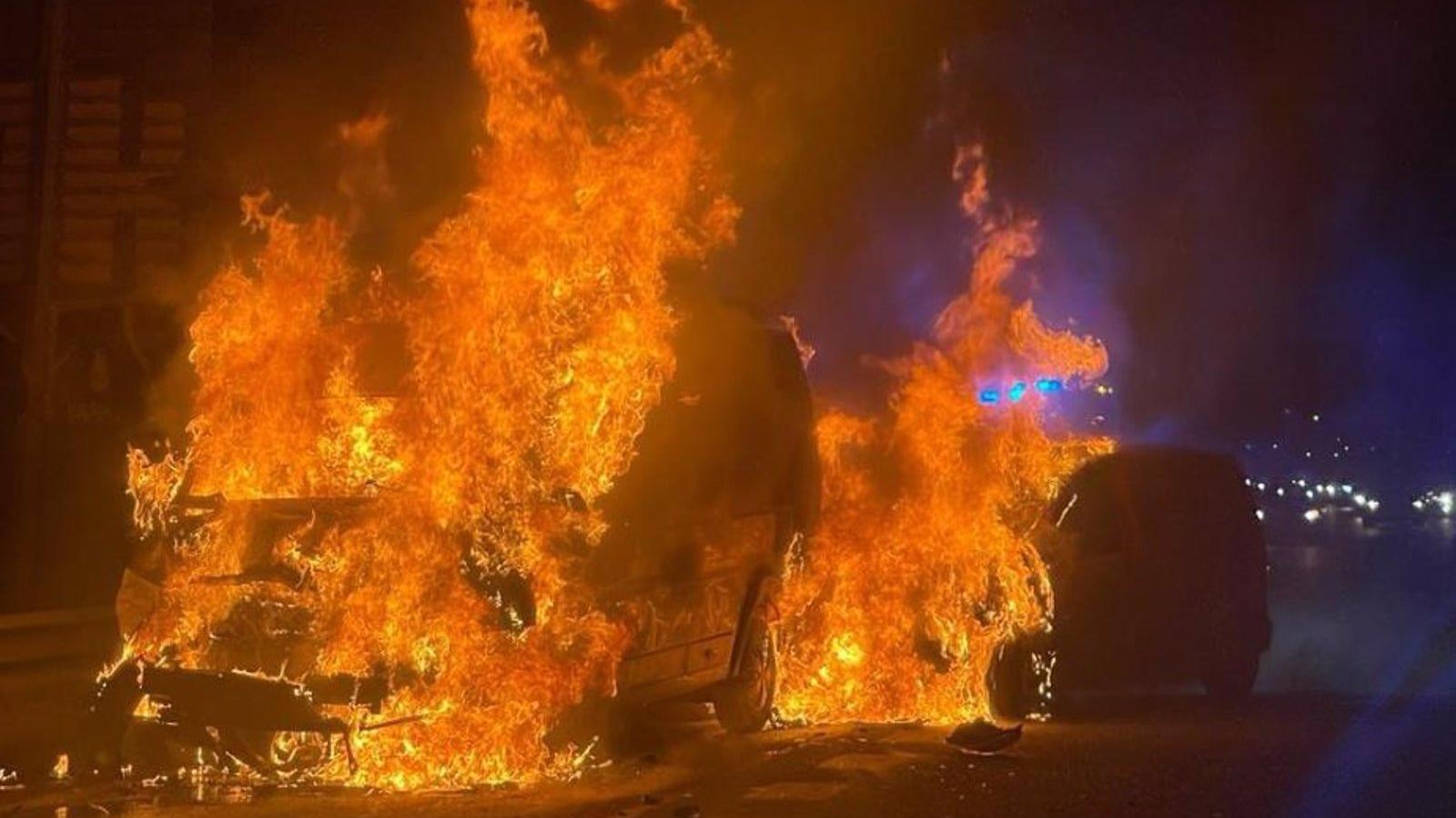 Dos vehículos arden tras colisionar con un camión en la M-40