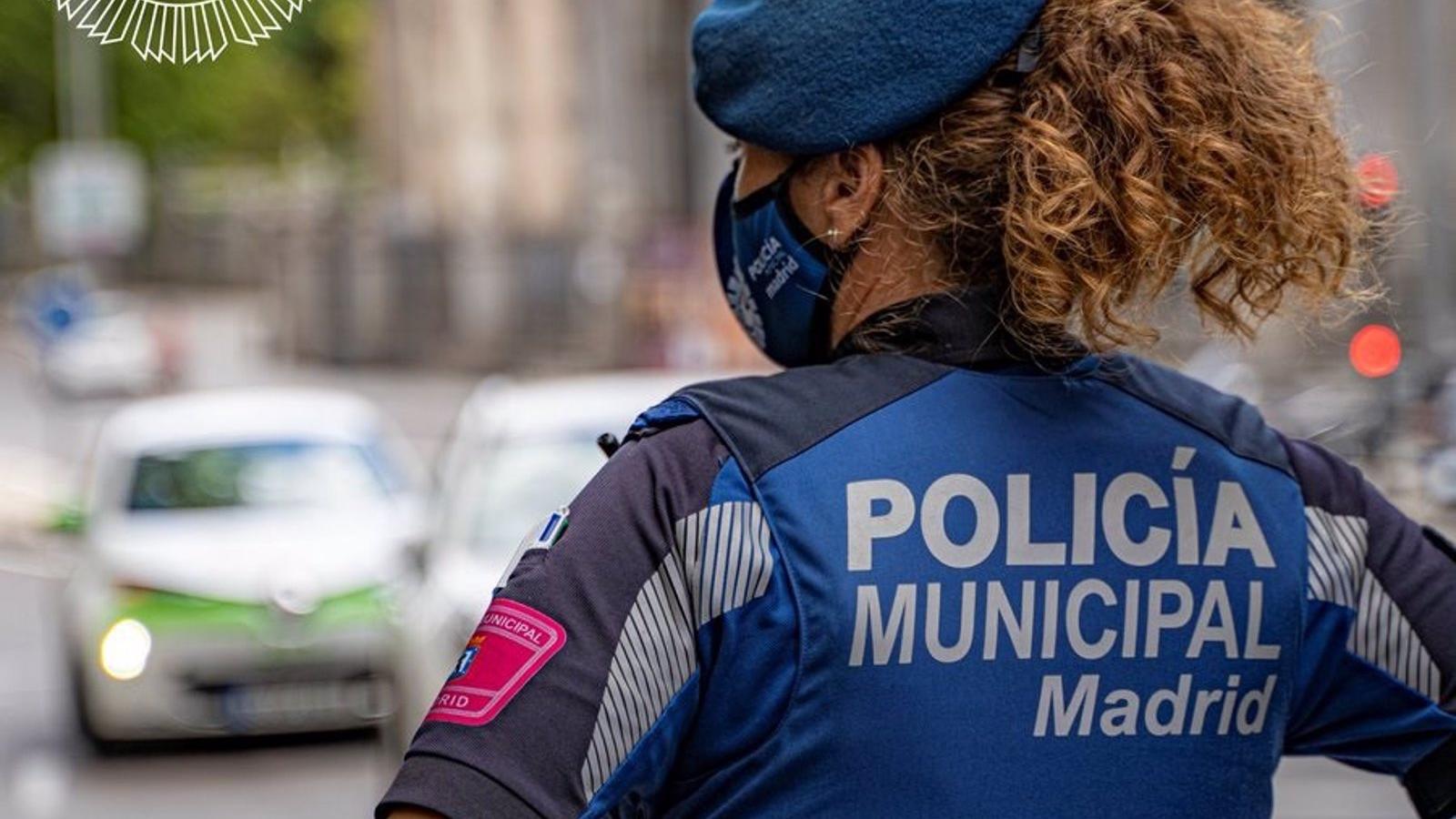 La Policía Municipal de Madrid detiene a una chica por robar un portátil durante un vuelo Tenerife-Madrid
