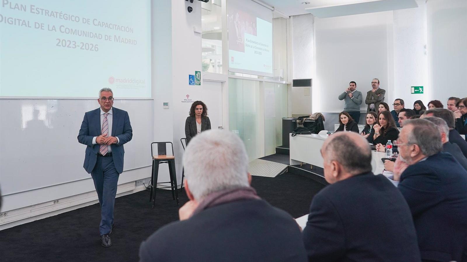 El Gobierno regional incluirá a las entidades locales de menos de 20.000 vecinos en los planes de formación de Madrid Digital