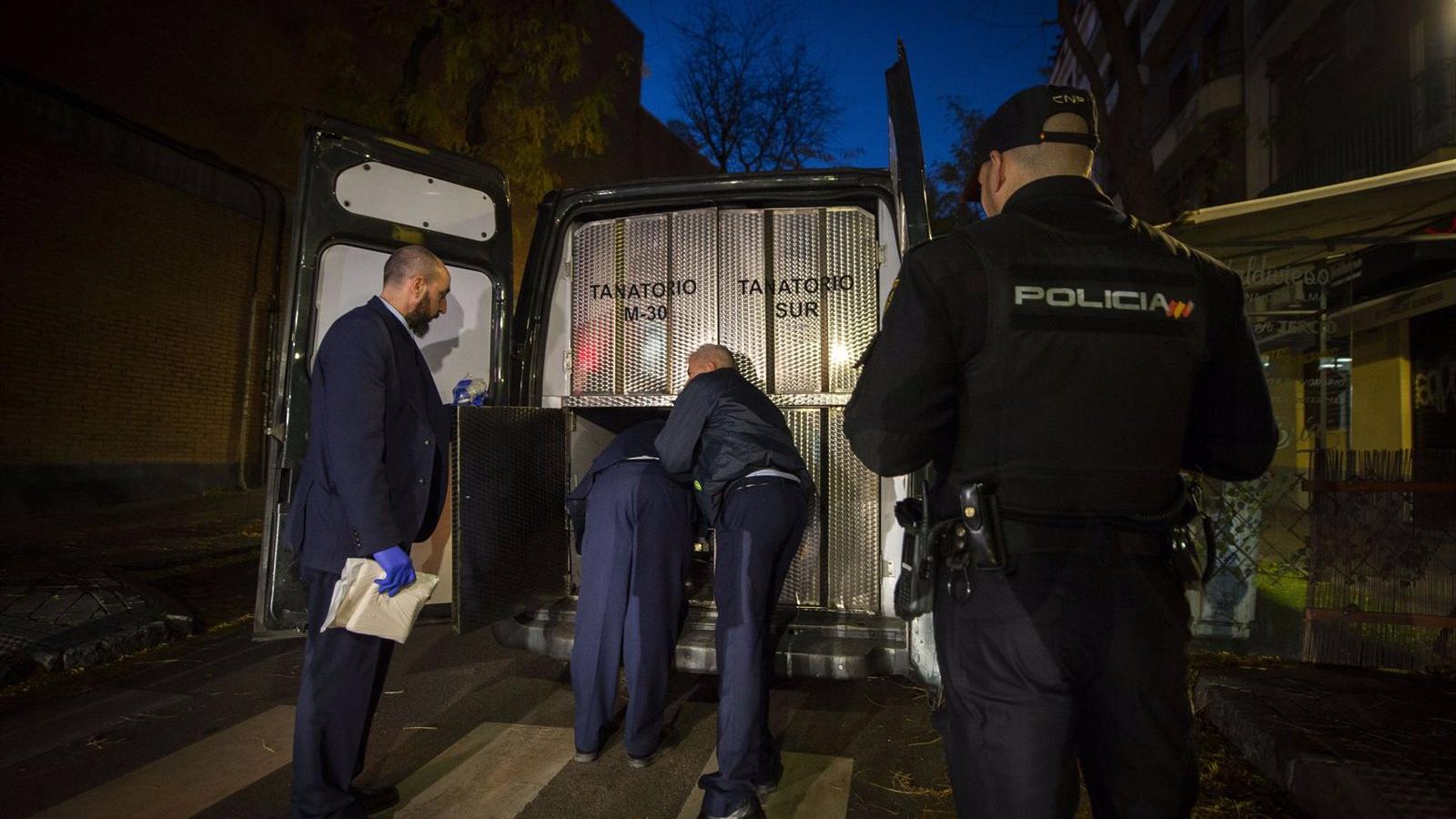  La mujer asesinada en un piso de Arganzuela por un hombre que luego se suicidó murió asfixiada