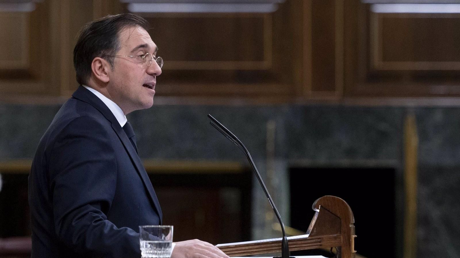 Albares habla con el embajador y con su homólogo ucraniano tras el atentado contra la Embajada en Madrid