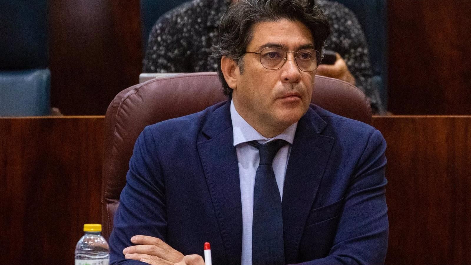 Pérez acusa a Sánchez de "llevar años discriminando a Madrid sin actualizar ayudas al transporte"