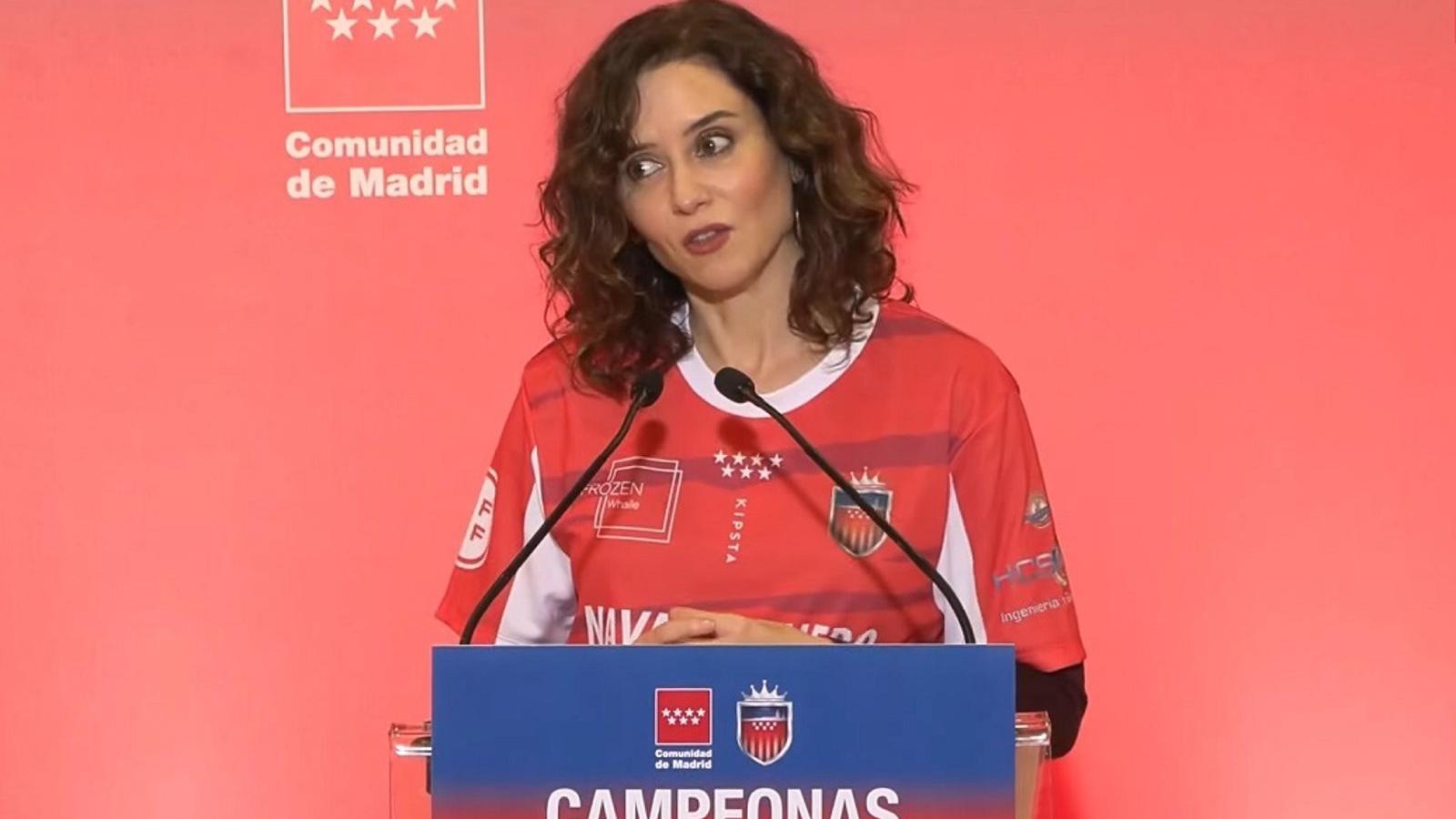 Ayuso agradece a las jugadoras del Atlético Navalcarnero de Fútbol Sala ser "ejemplo de superación" promocionando Madrid