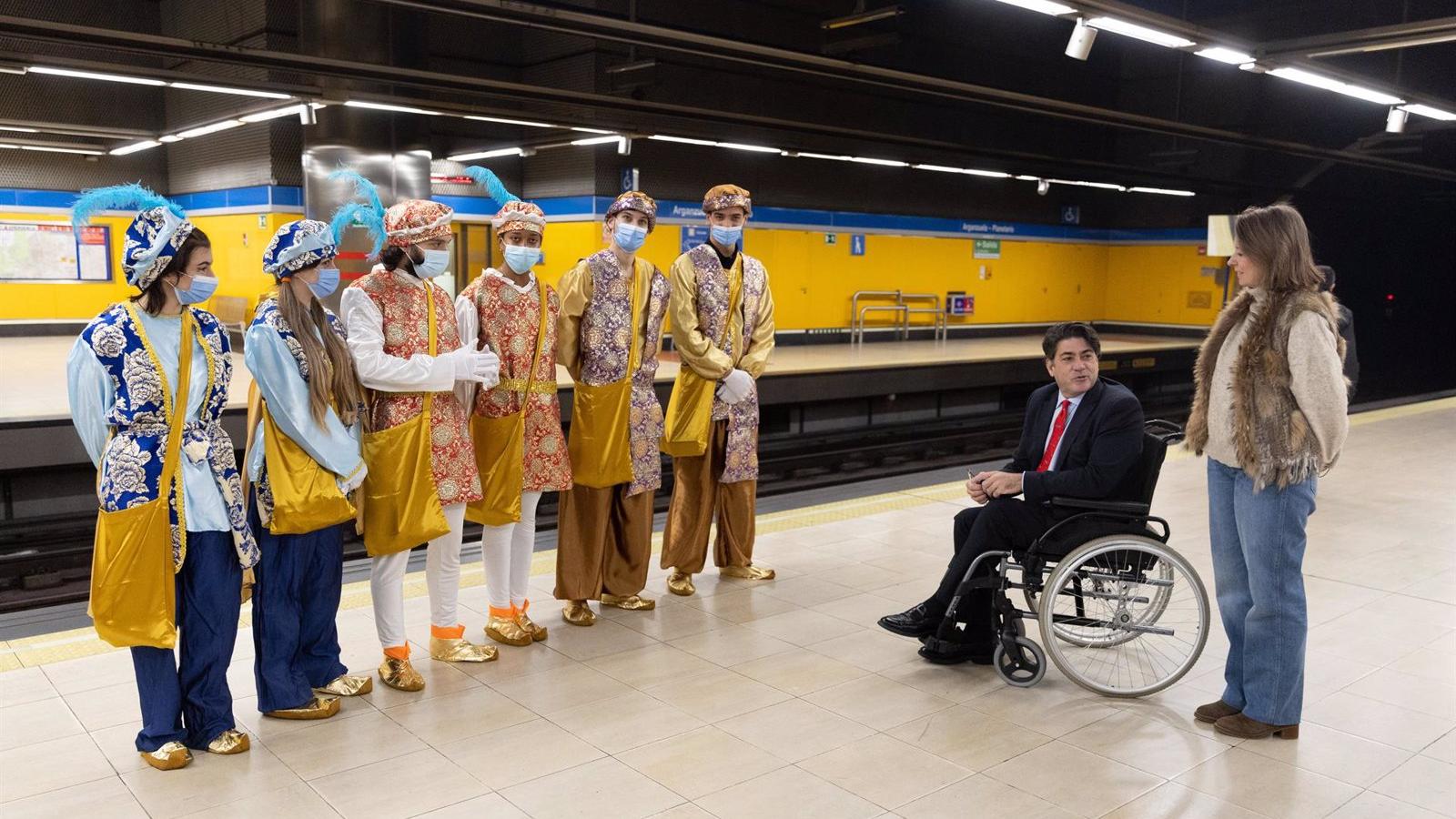 En marcha el Tren de la Navidad que recorrerá la línea 6 de Metro con seis pajes reales