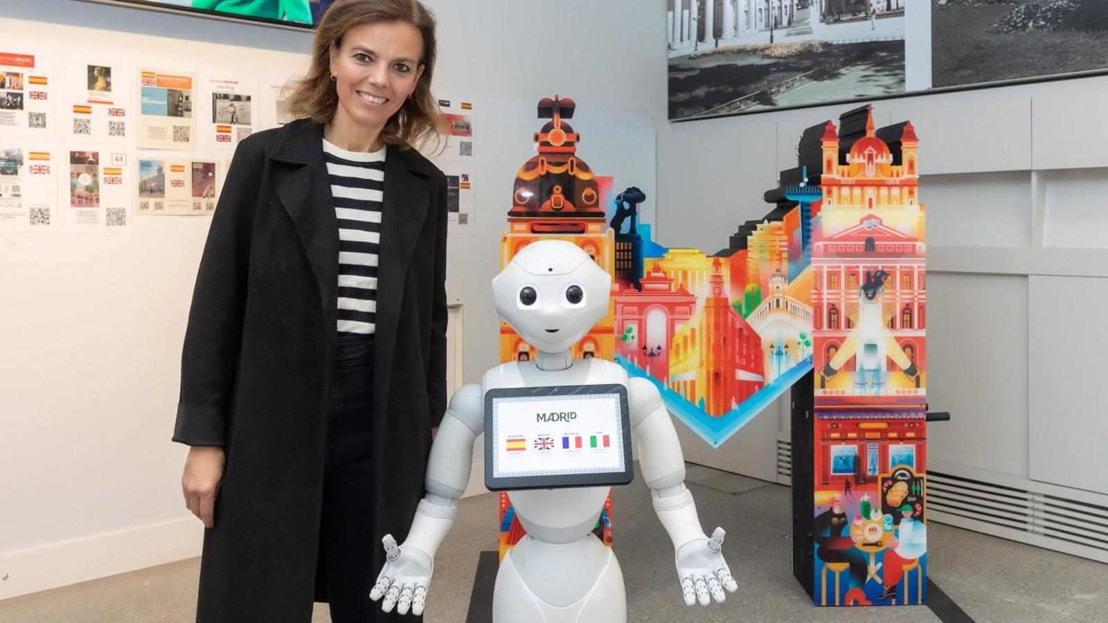 El robot 'Pichi' recibe en tres idiomas a los turistas que visitan Madrid