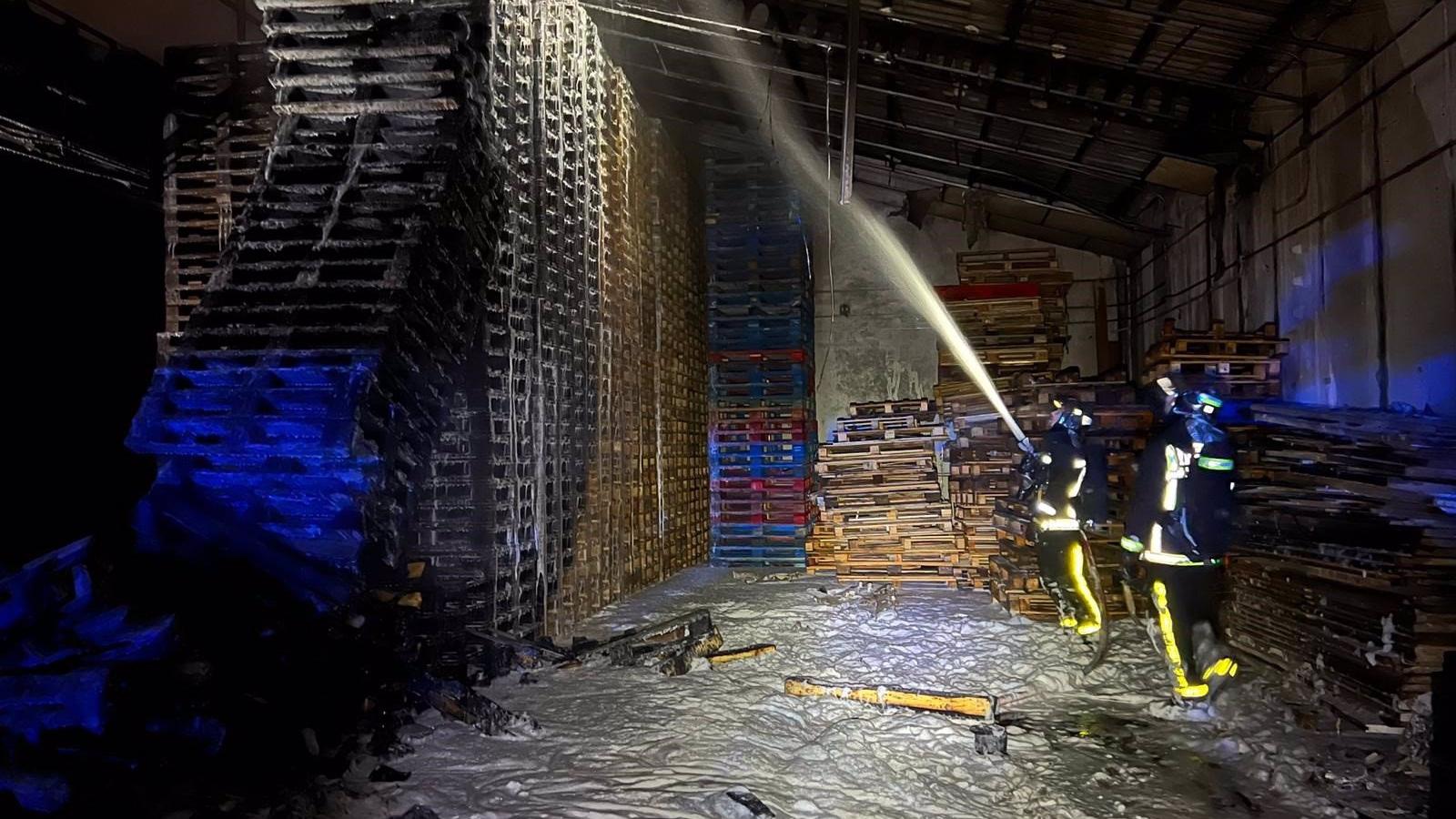 Una nave de Torrejón que almacenaba palets de madera se incendia sin dejar heridos