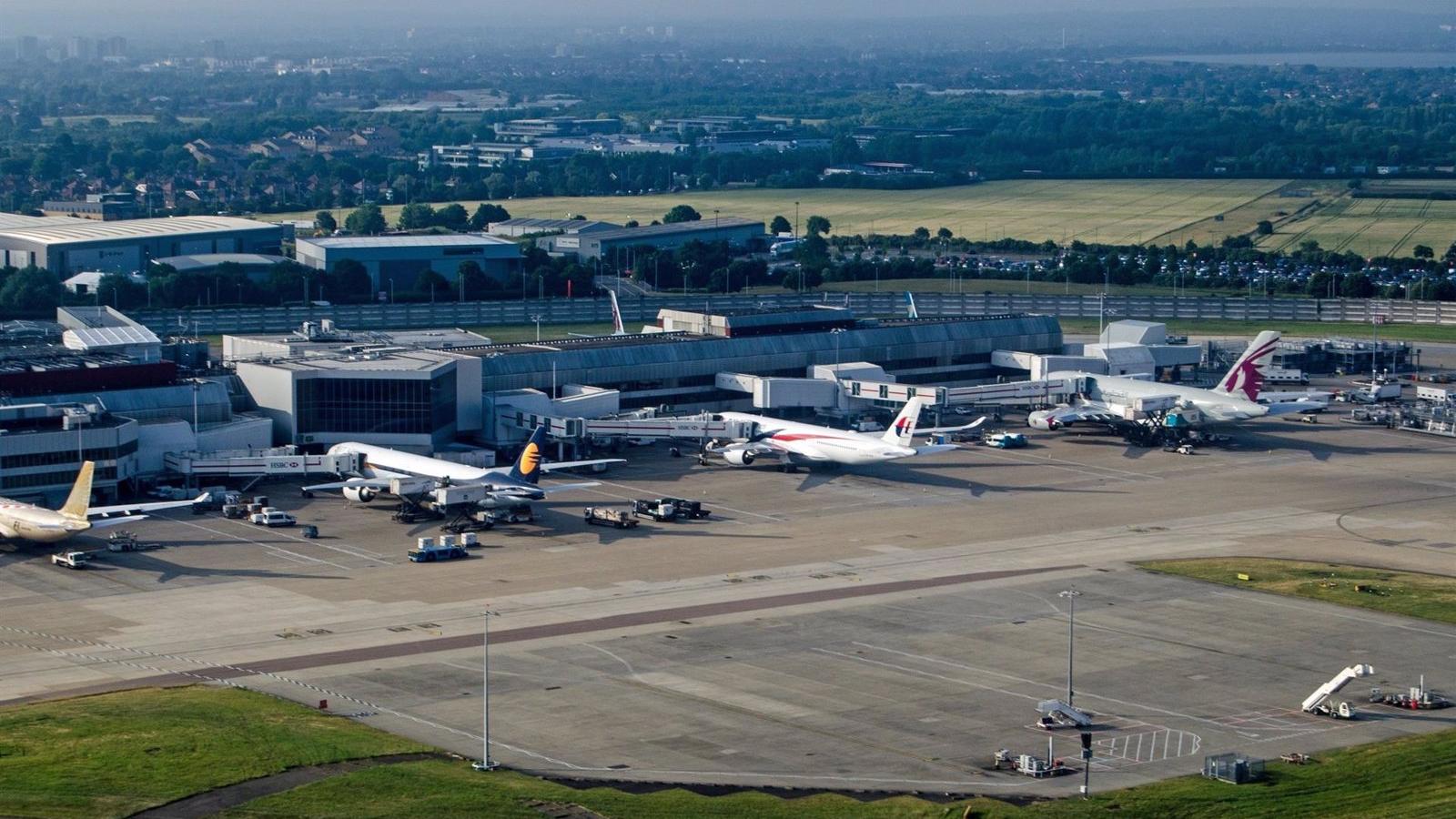 Decenas de españoles atrapados en los aeropuertos de Londres por las fuertes nevadas del fin de semana