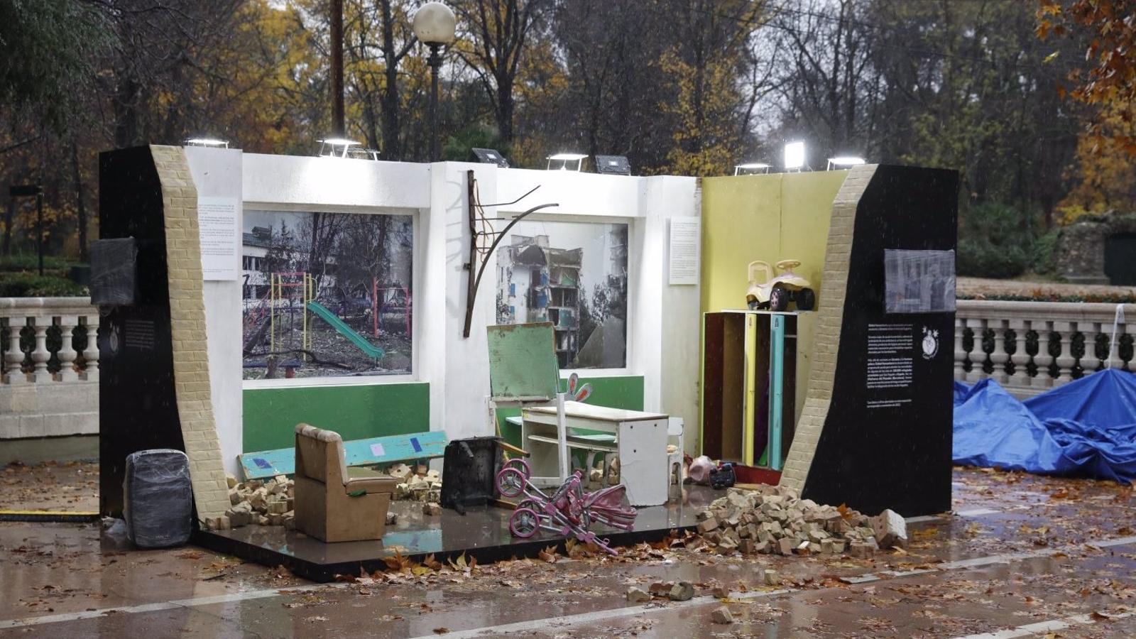 Una muestra en la Casa de Vacas de El Retiro reconstruye una escuela infantil bombardeada en Ucrania