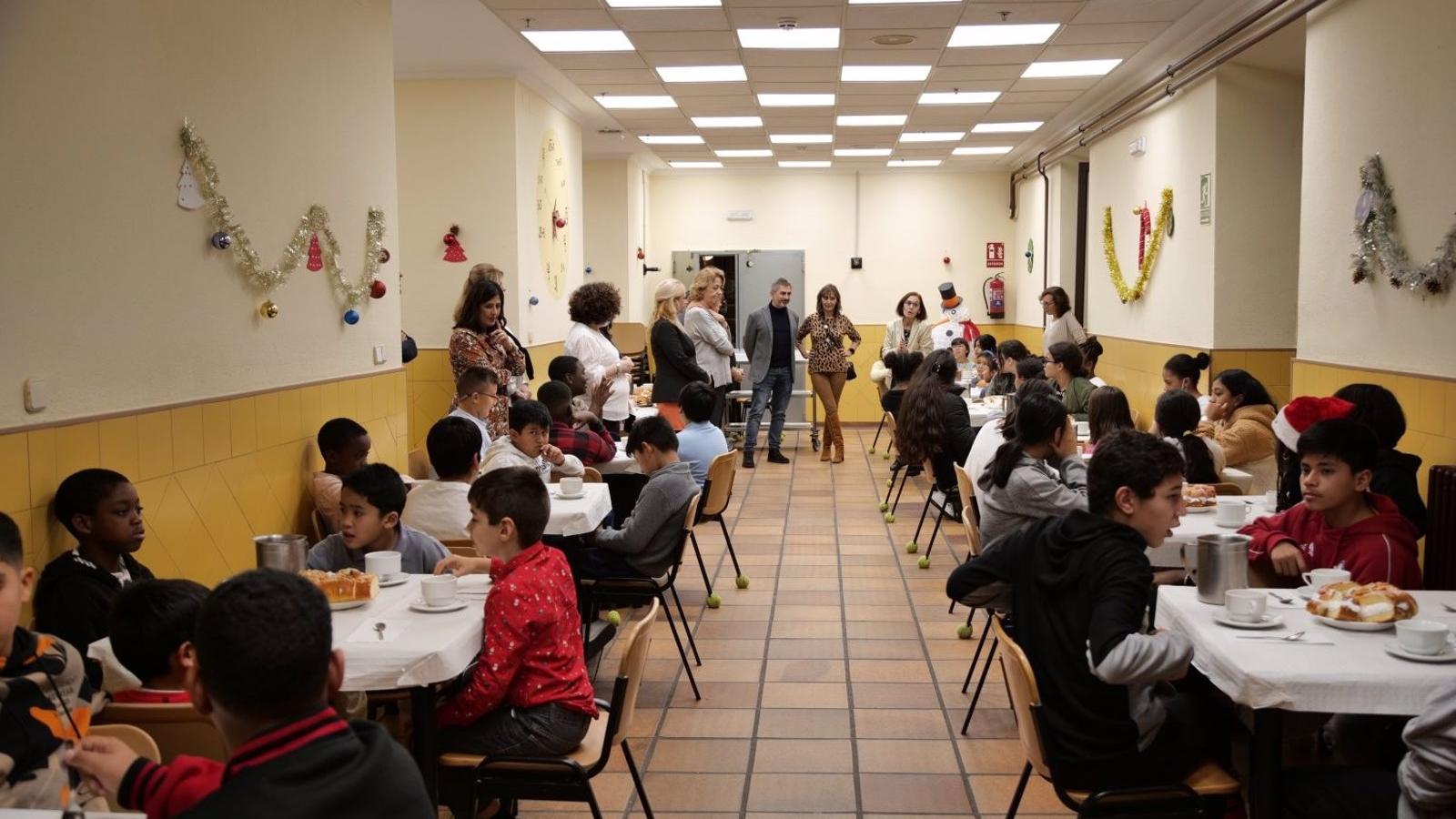 Los Reyes Magos visitan a los 60 niños de la Residencia San Ildefonso antes de las vacaciones de Navidad
