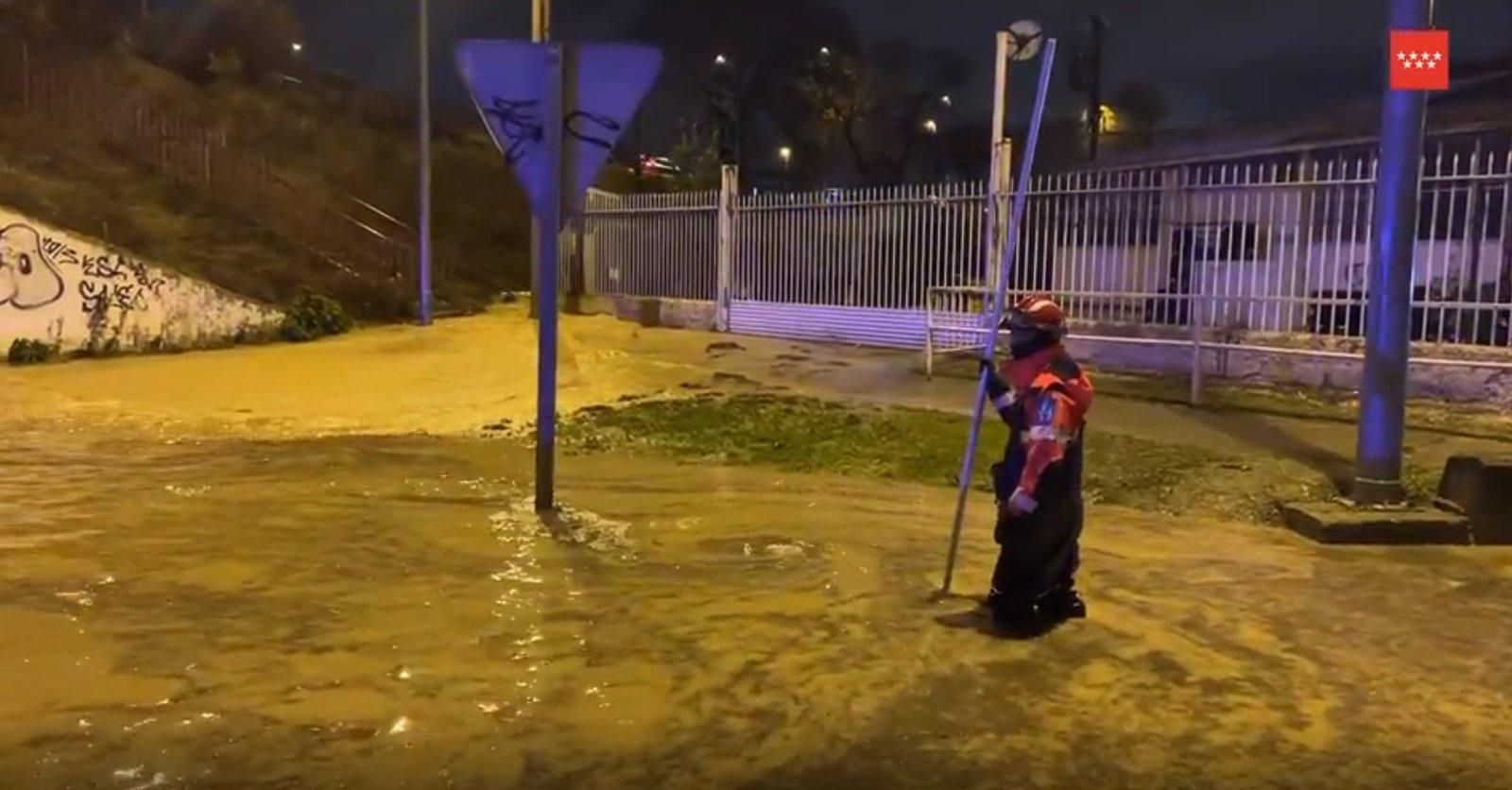  Una gran balsa de agua corta el tráfico de la M-506 en Fuenlabrada y deja una decena de vehículos atrapados