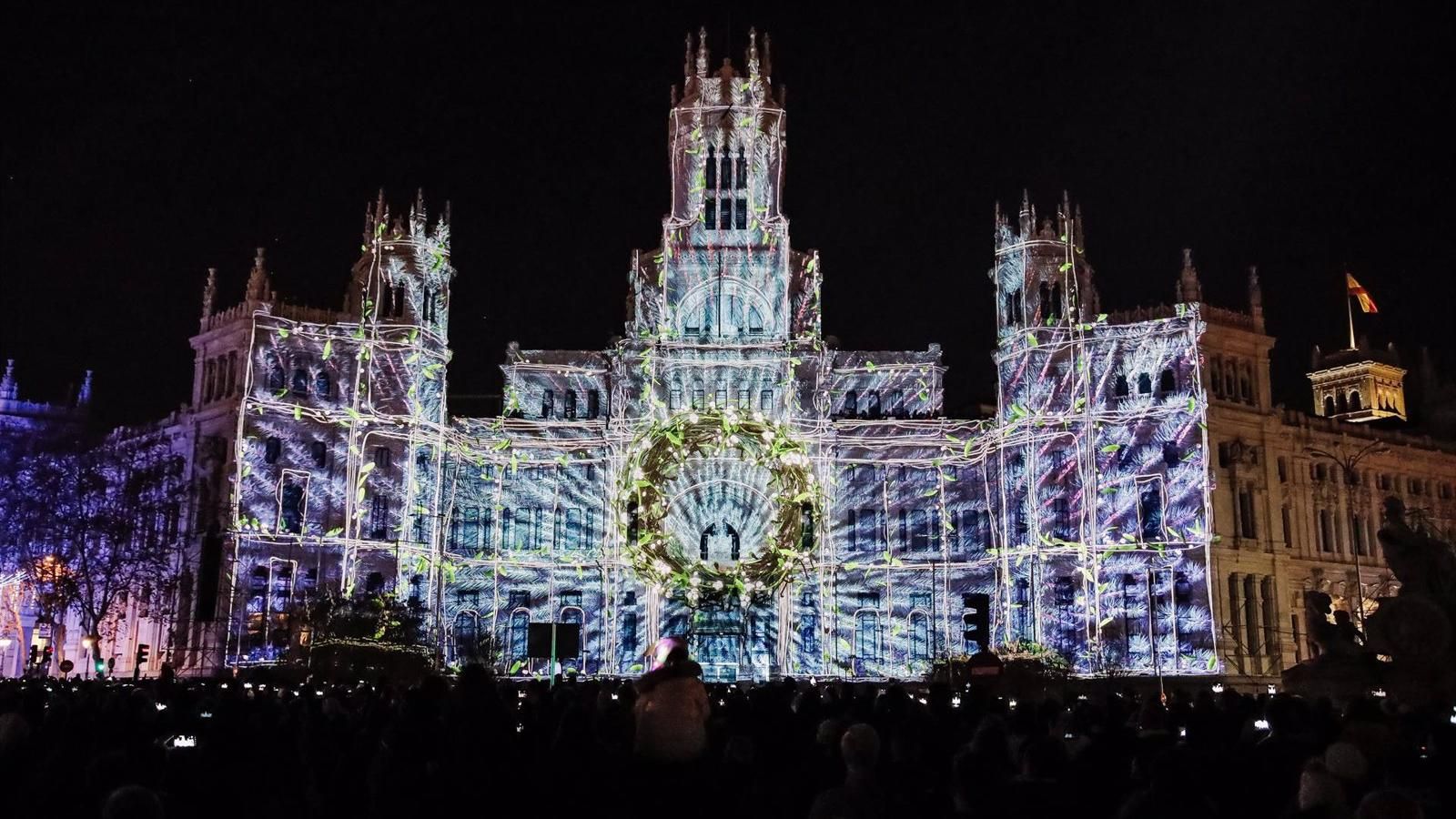 El Ayuntamiento de Madrid felicita la Navidad en la fachada del Palacio de Cibeles a través de un 'videomapping'
