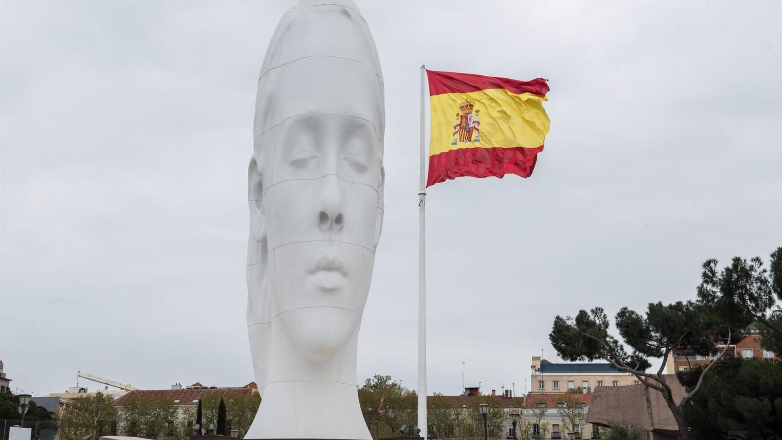 La escultura Julia del artista Jaume Plensa continuará en la plaza de Colón un año más