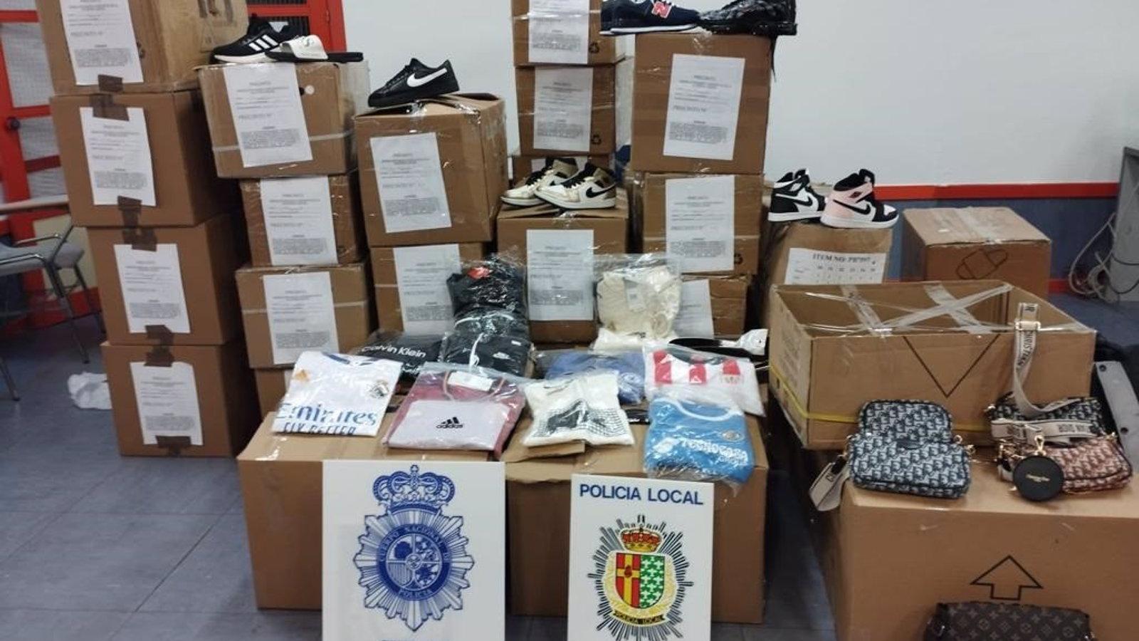 Incautadas 800 prendas deportivas y objetos falsificados en tres establecimientos comerciales