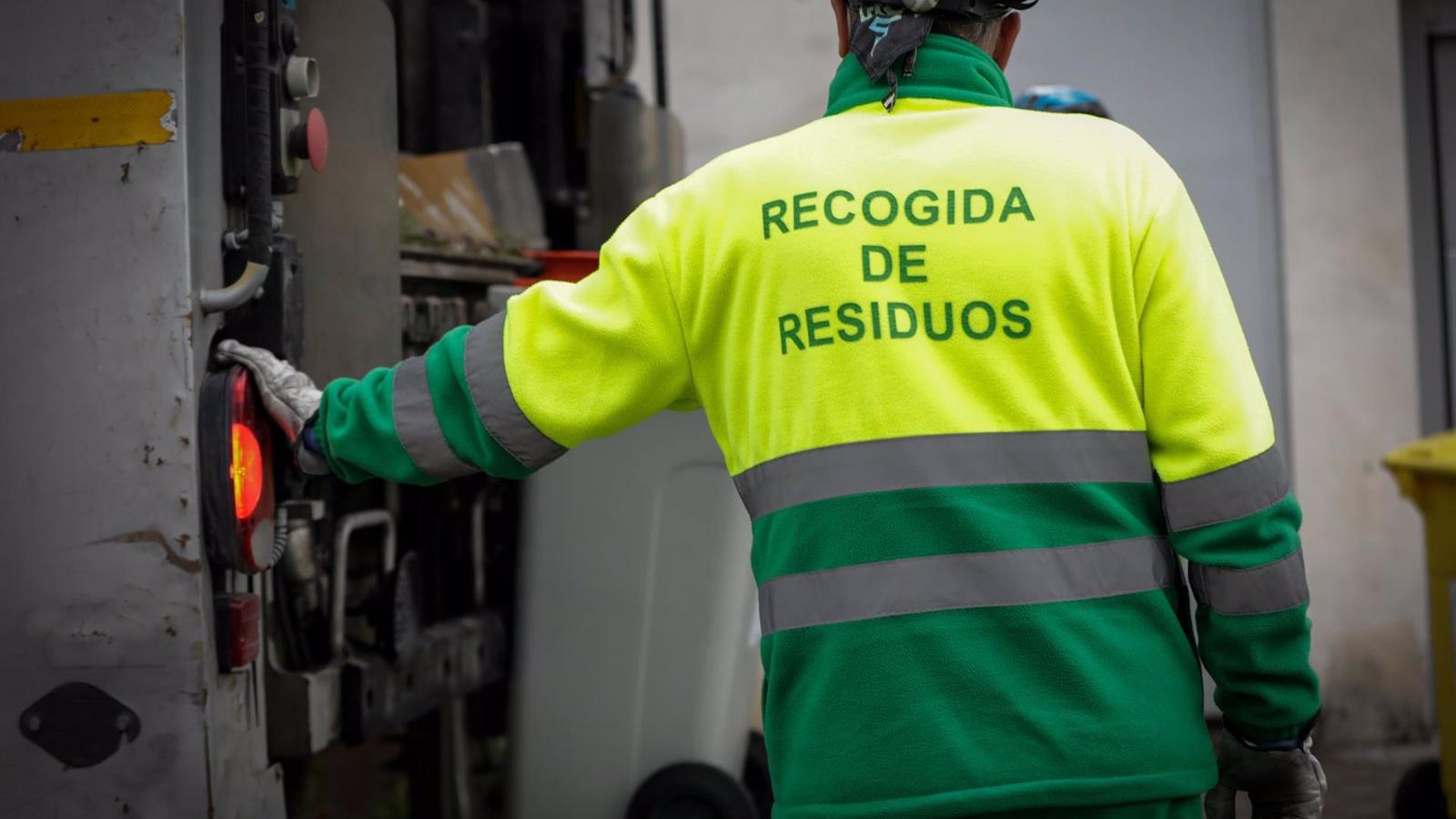Un total de 325 zonas interbloques de 14 distritos se limpiarán con el primer contrato específico
