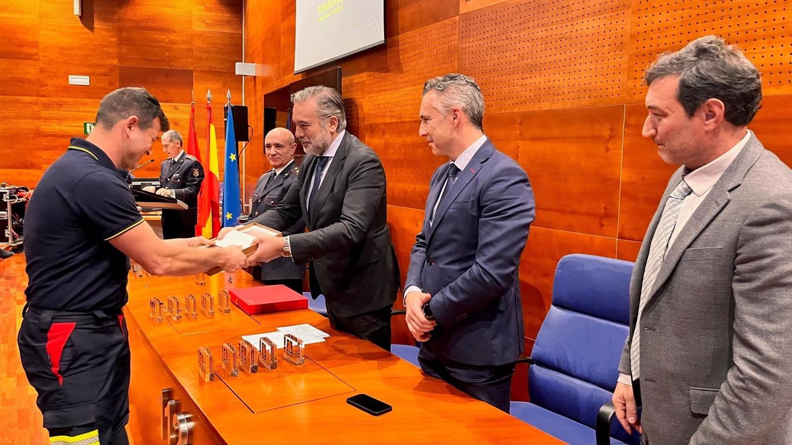 Homenaje a los bomberos que han destacado por su conducta ejemplar en acto de servicio