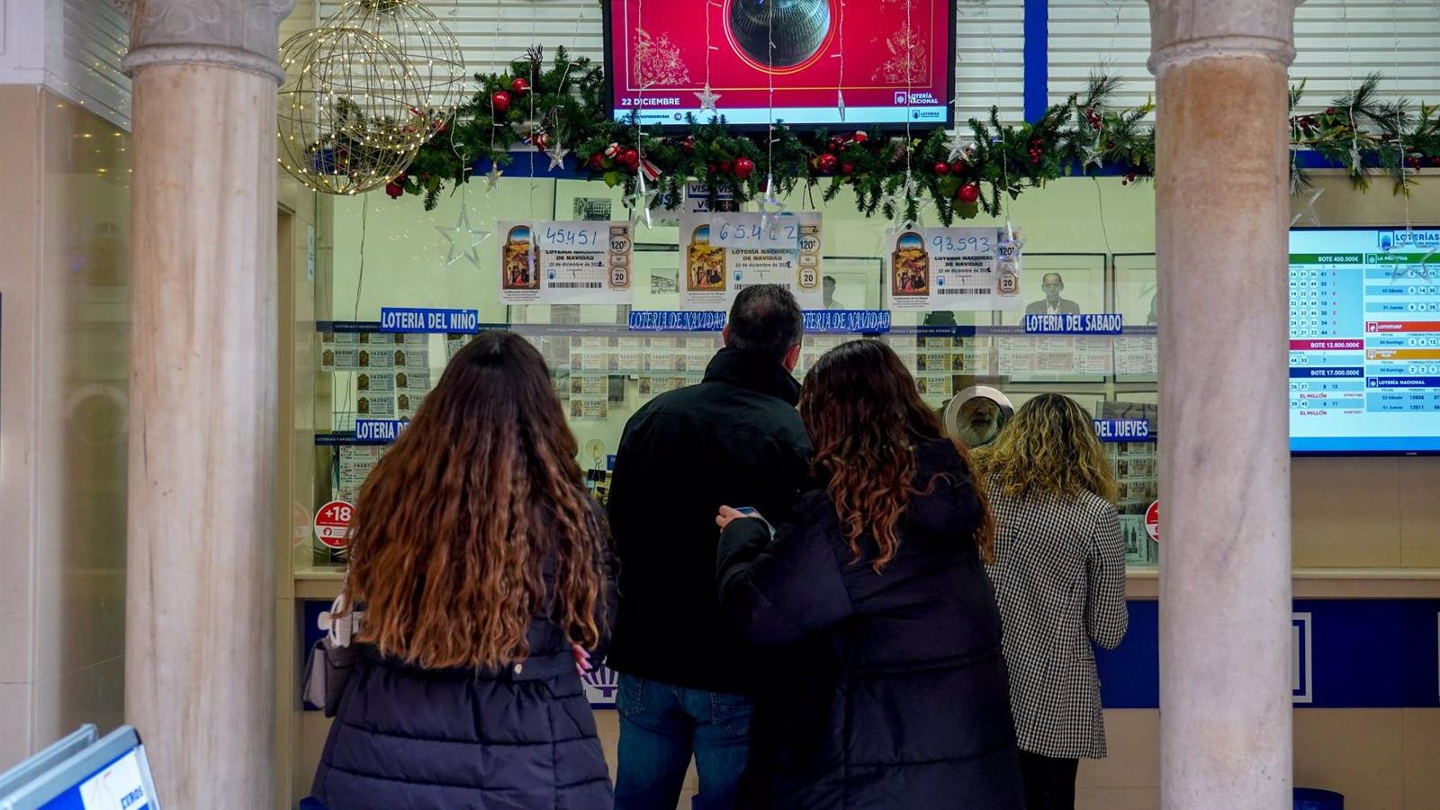 La OCU aconseja fotocopiar los décimos del sorteo de la lotería de Navidad y dejar constancia por escrito si se comparten