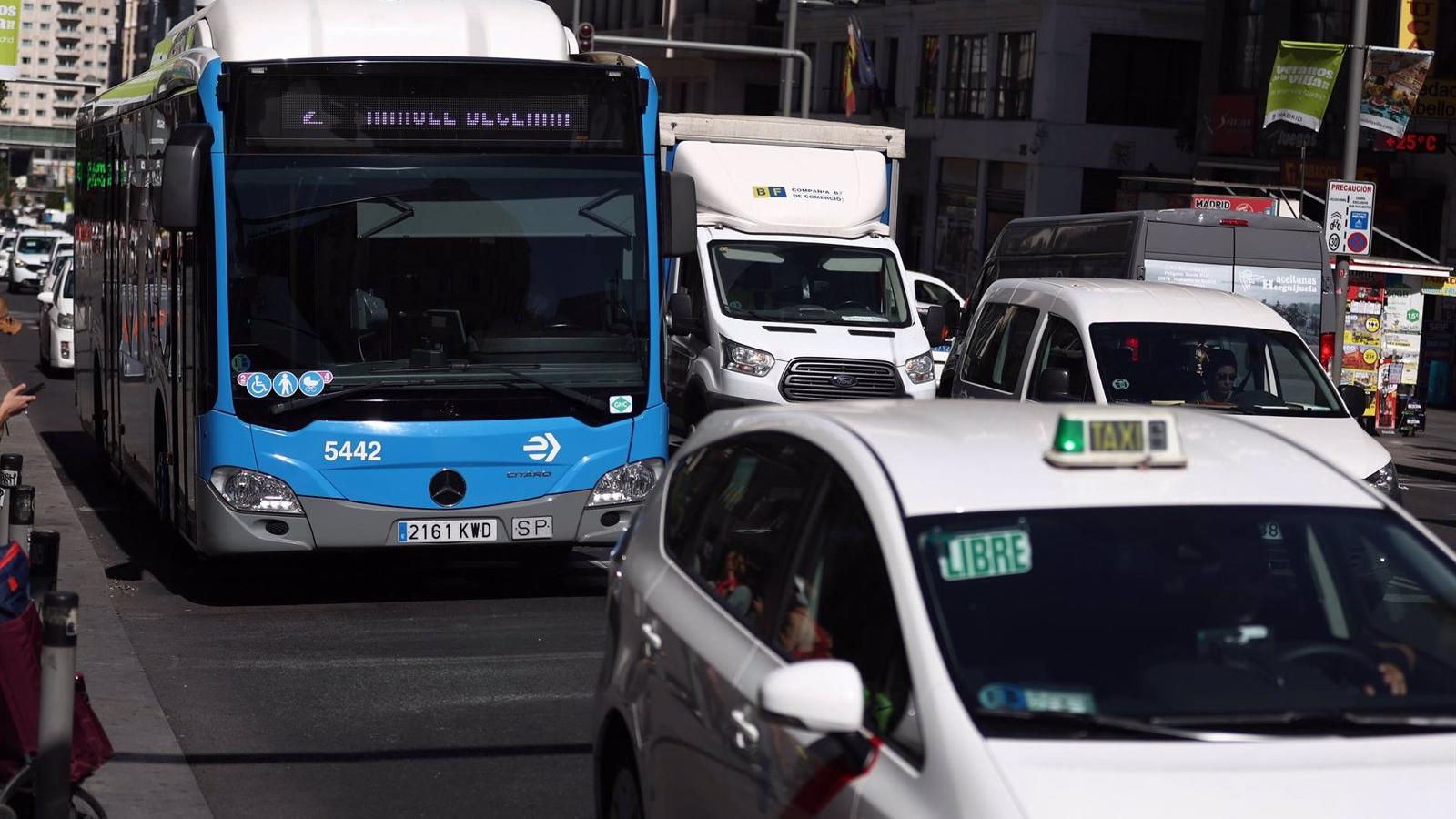 La EMT refuerza 18 líneas por Navidad en días laborables desde el viernes