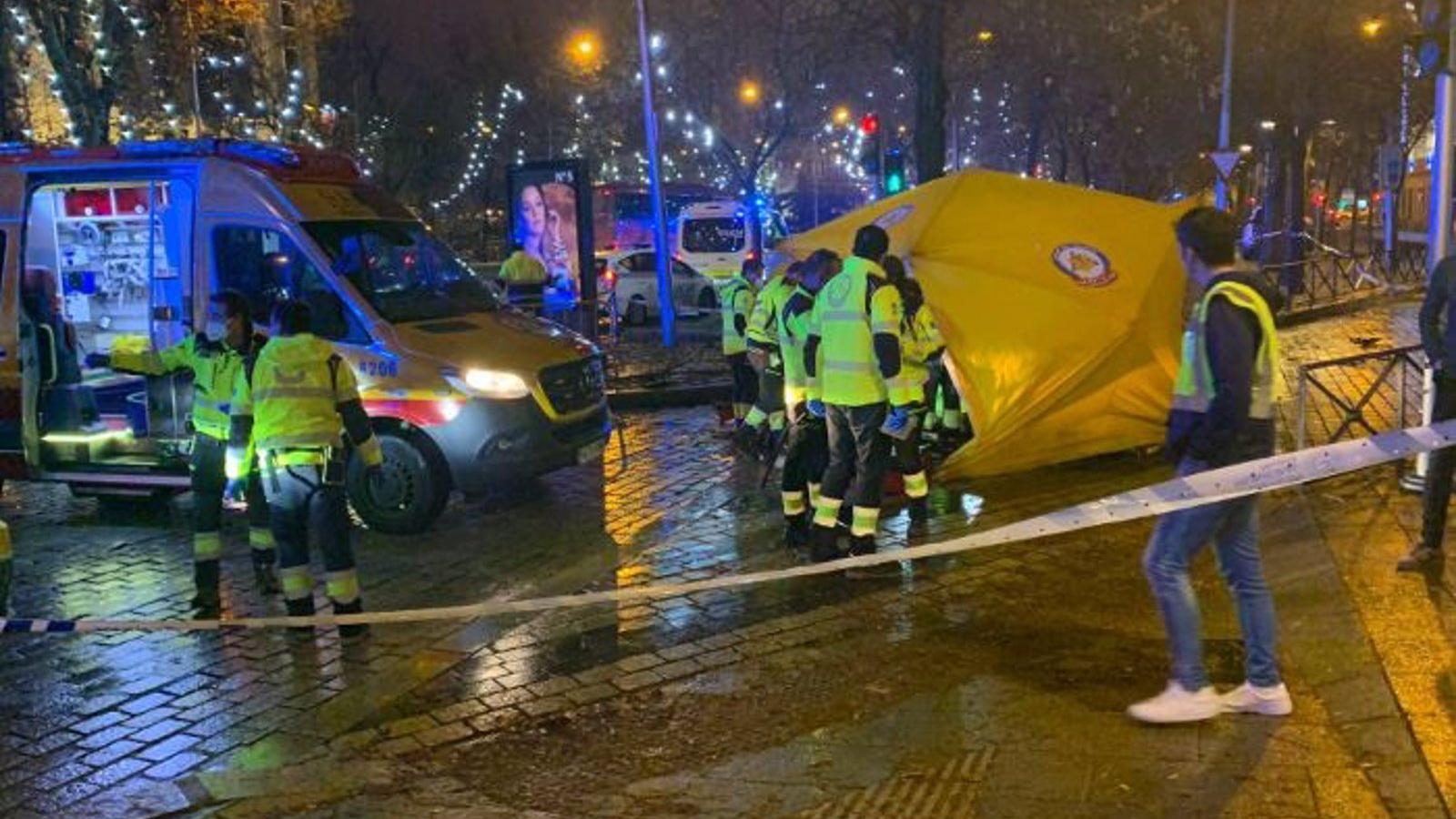 Grave accidente tras chocar una moto con un VTC en Paseo de la Castellana
