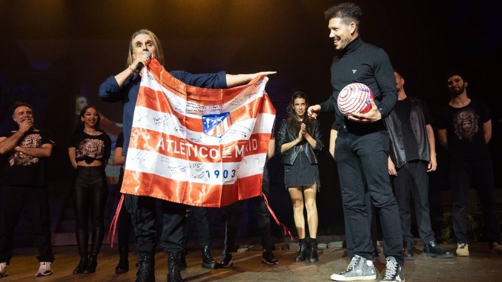  Simeone y la plantilla del Atlético disfrutan del musical 'Malinche' de Nacho Cano