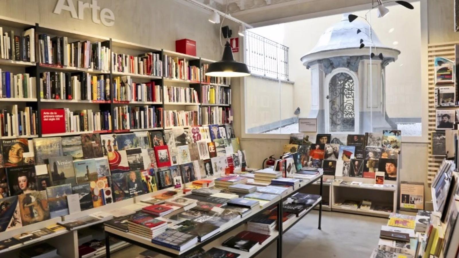 La librería La Central de Callao deja su tradicional sede y se muda a otro local de la calle Postigo de San Martín