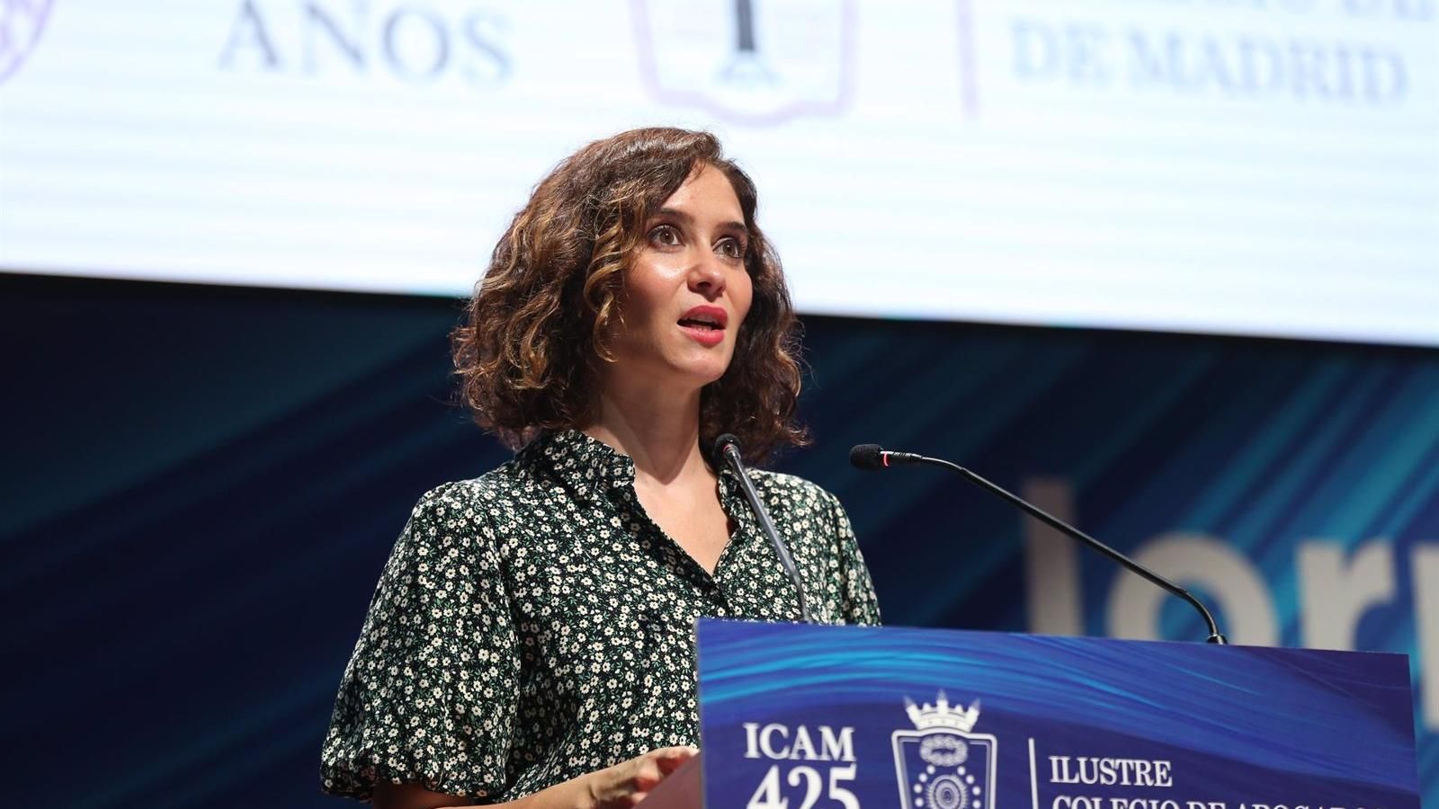 Díaz Ayuso recibe el premio 'Pupitre de oro' por su "protección" de la enseñanza y las familias