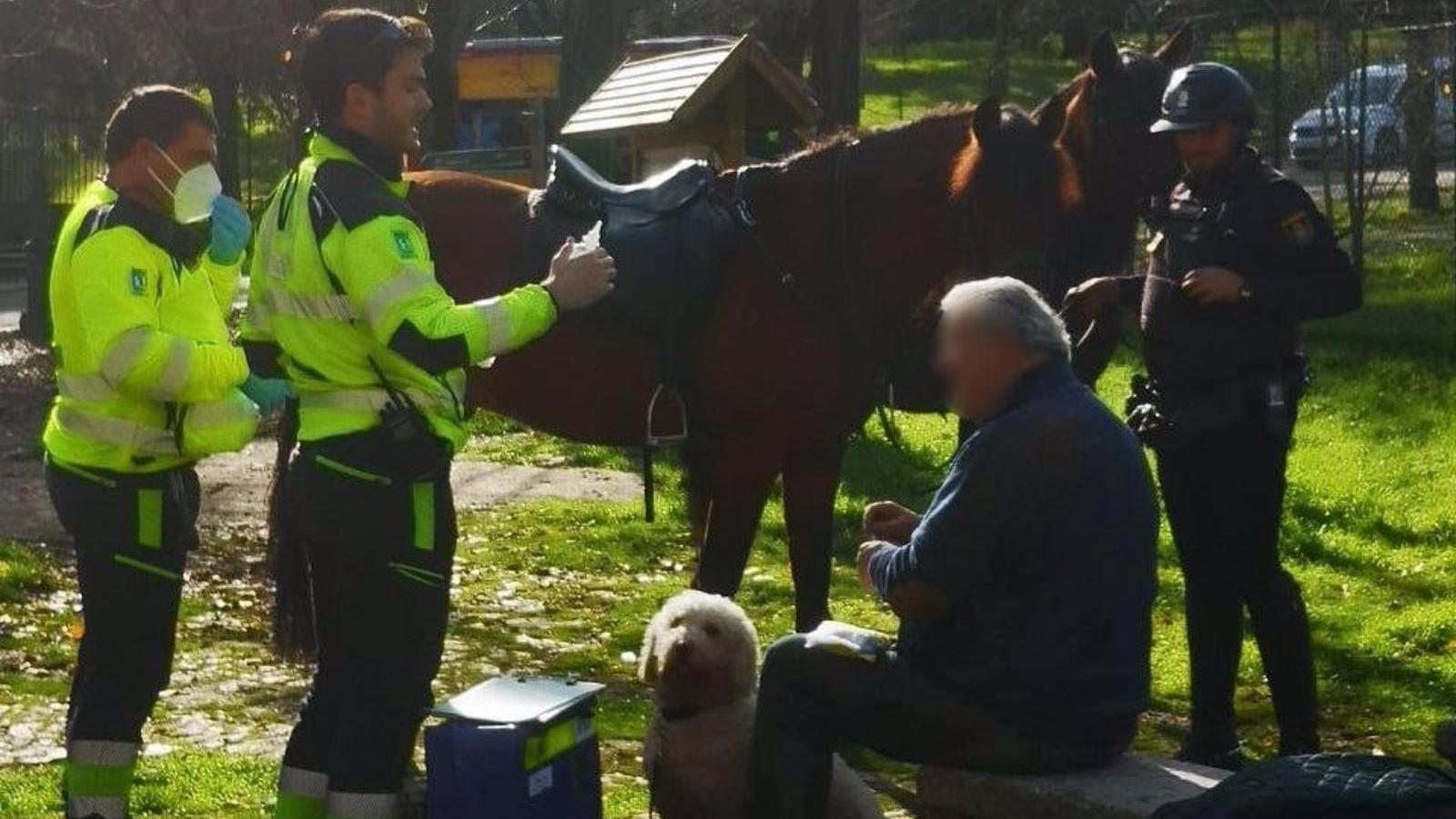Rescatan a un hombre que se había caído por un terraplén hasta la orilla del Manzanares