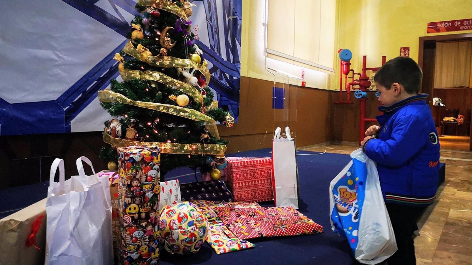 Empleados del Consorcio, la Consejería de Transportes y Metro entregan regalos a más de 300 personas en necesidad