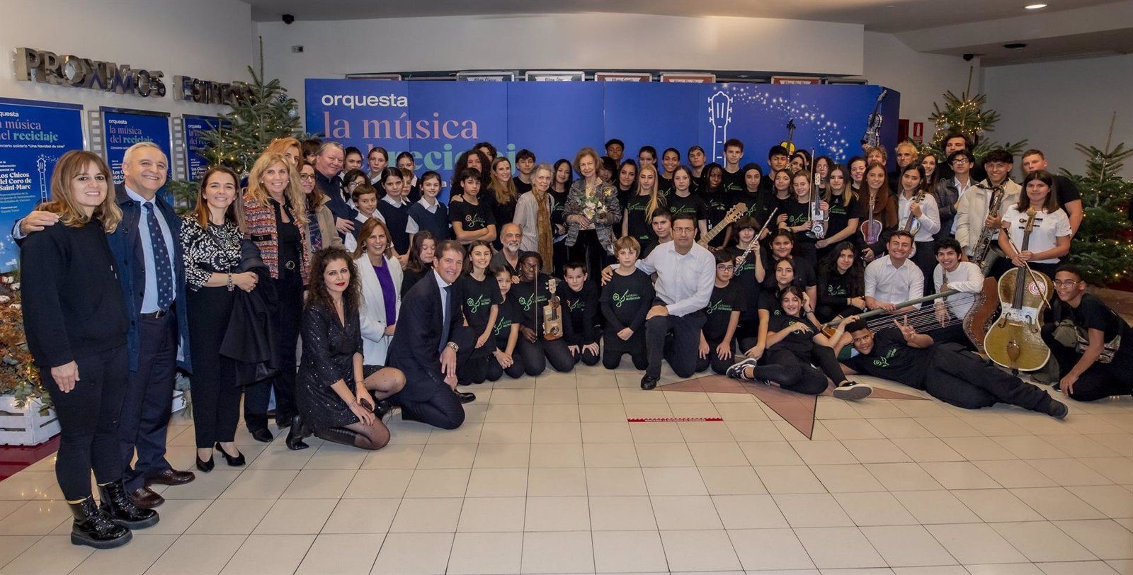 La Reina Sofía preside en el Cine Capitol el concierto de La Música del Reciclaje dedicado a bandas sonoras de cine