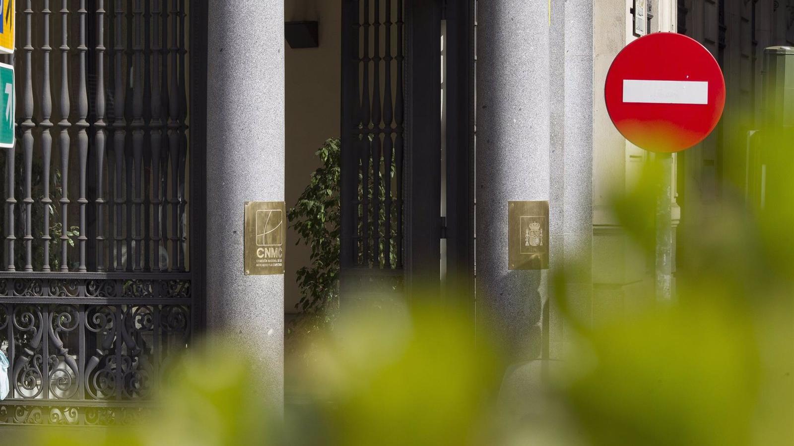 La CNMC vigilará el traslado de la rebaja del IVA a los precios y que habrá sanciones
