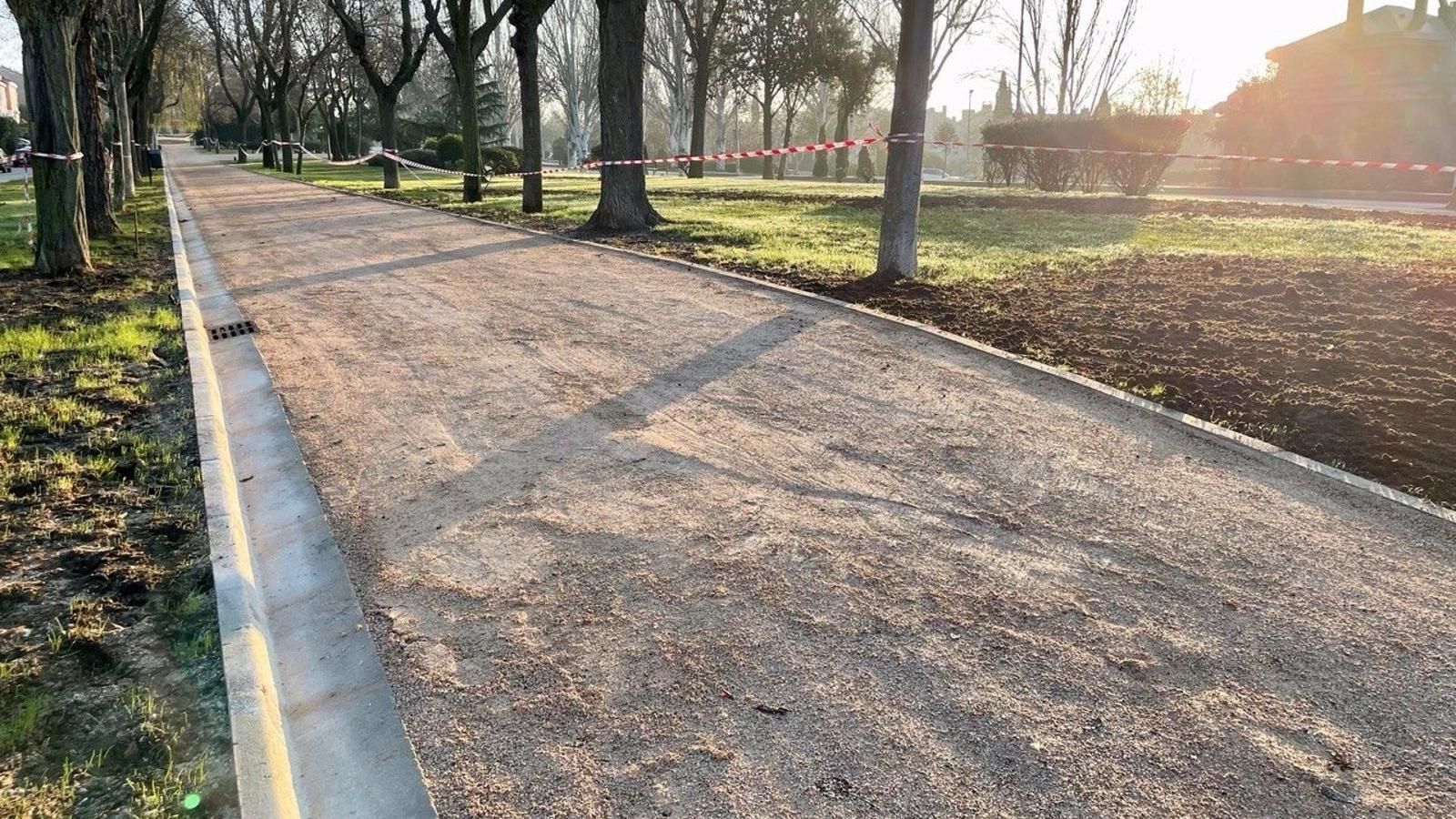 Las Rozas renueva la zona verde de la calle Playa de Gandía para evitar desperfectos causados por tormentas