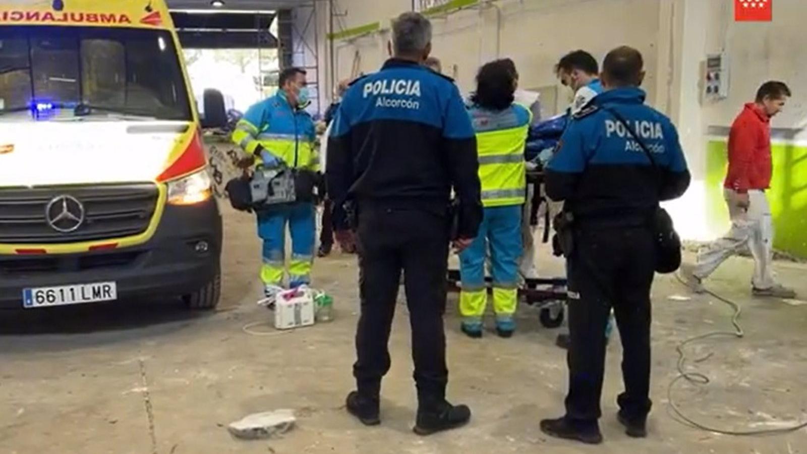 Herido grave un obrero al caer de la cubierta de una nave en Alcorcón