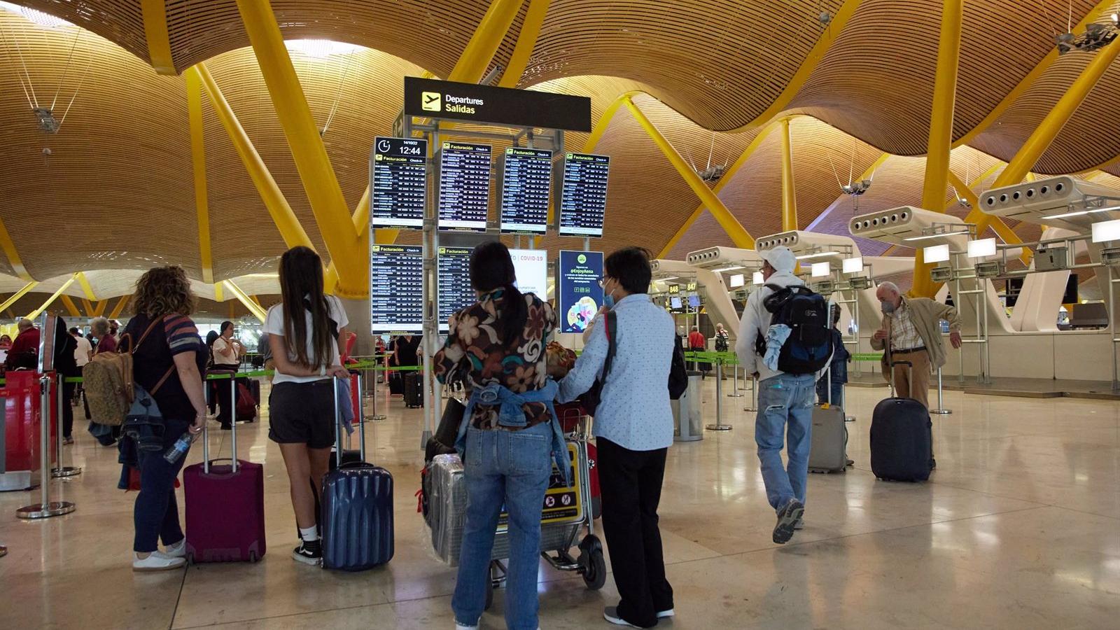 El Aeropuerto Madrid-Barajas operará 3.725 vuelos durante las fiestas, el mayor número de movimientos en España
