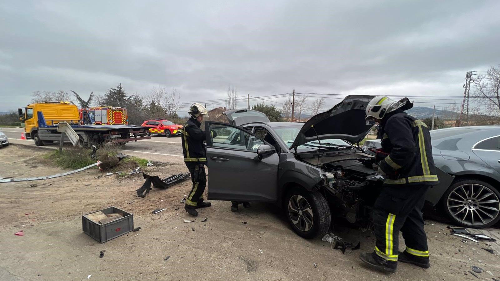  Herida grave la pasajera de un vehículo que chocó contra otro estacionado en Alpedrete