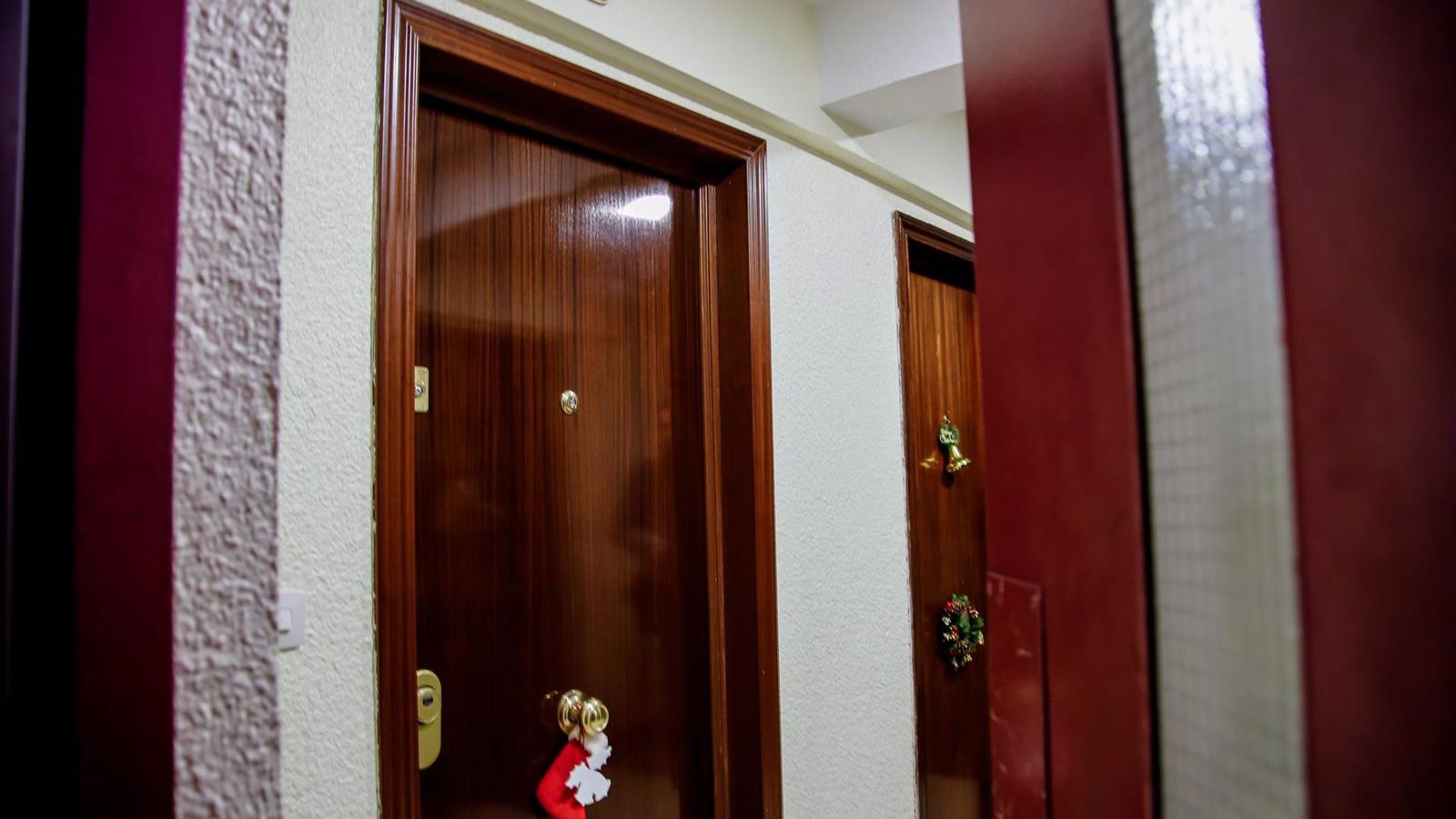  La vecina del piso del crimen de Fuenlabrada: "Sentí gritos de la hija cuando reconoció muertos a sus padres"