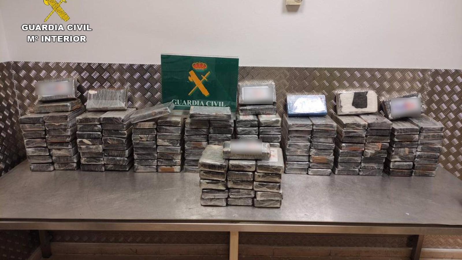 Condenados a ocho años de cárcel dos 'muleros' por transportar droga introducida en Barajas