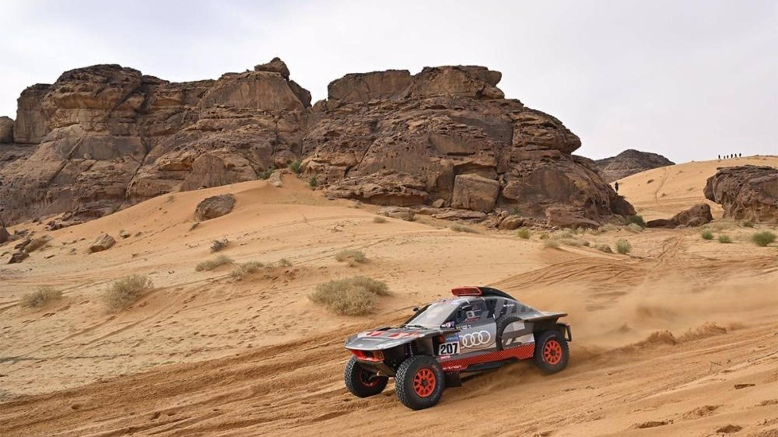Carlos Sainz, tercero, recorta 16 segundos a Al-Attiyah en el Dakar