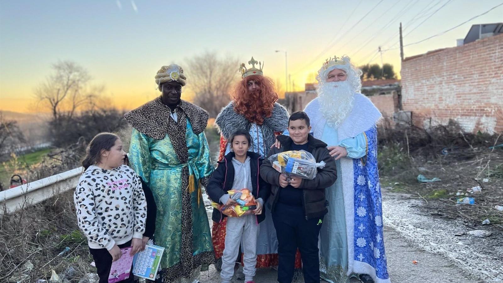 Los Reyes Magos de Fundación Madrina reparten regalos entre más de 250 niños de la Cañada Real