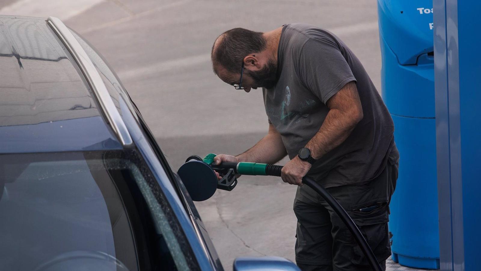 El precio de los carburantes comienza el año con una subida superior al 1%