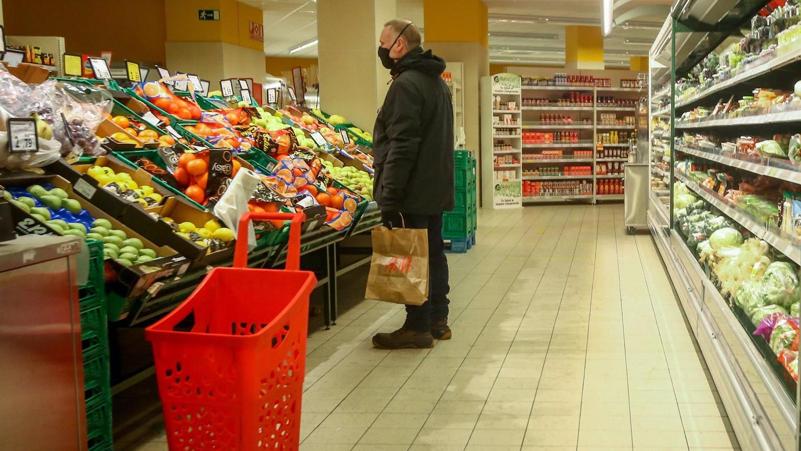Denuncian a siete cadenas de supermercados por no repercutir la rebaja del IVA a los alimentos