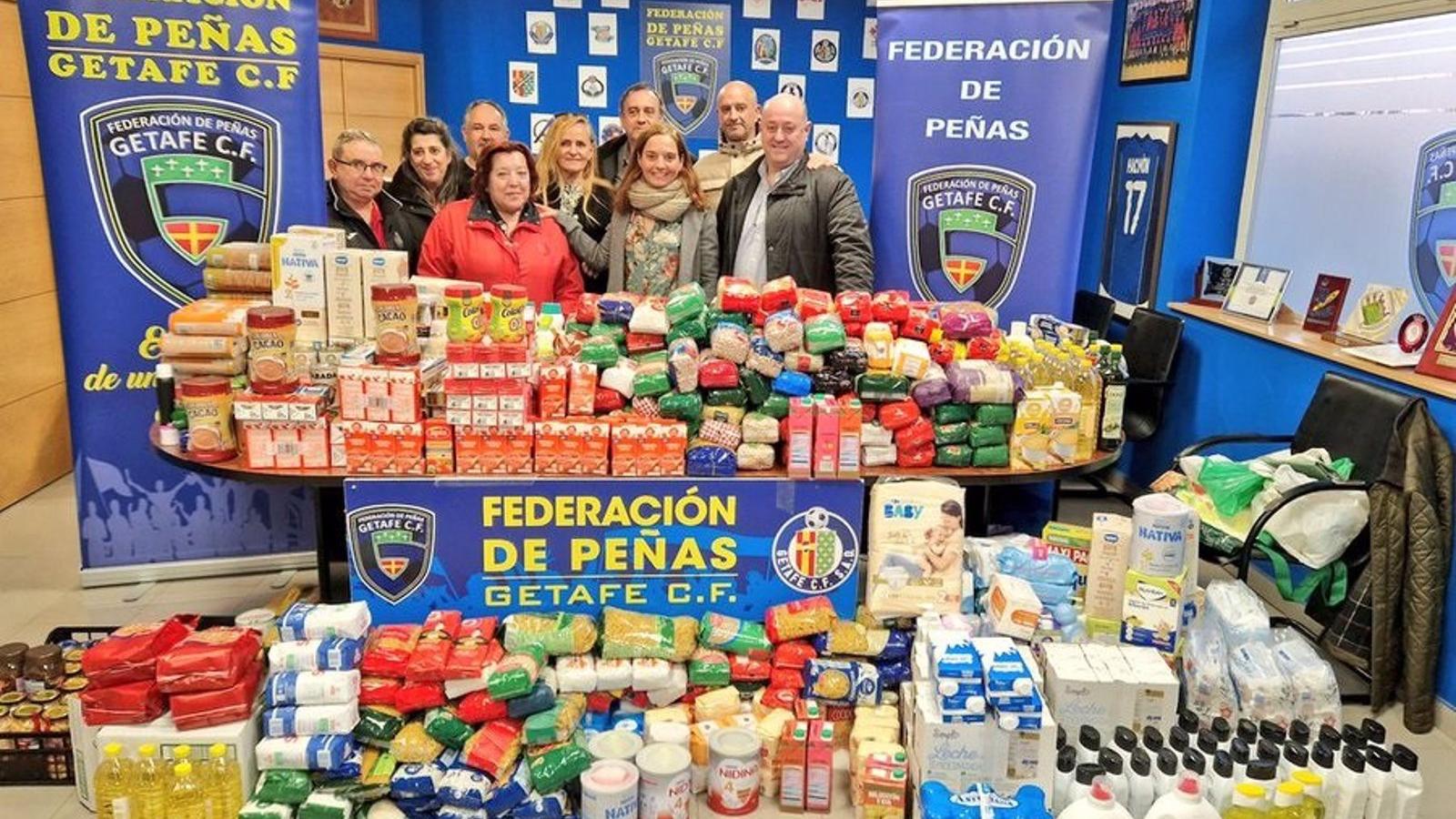 La Federación de Peñas del Getafe CF recoge dos toneladas de alimentos para familias necesitadas