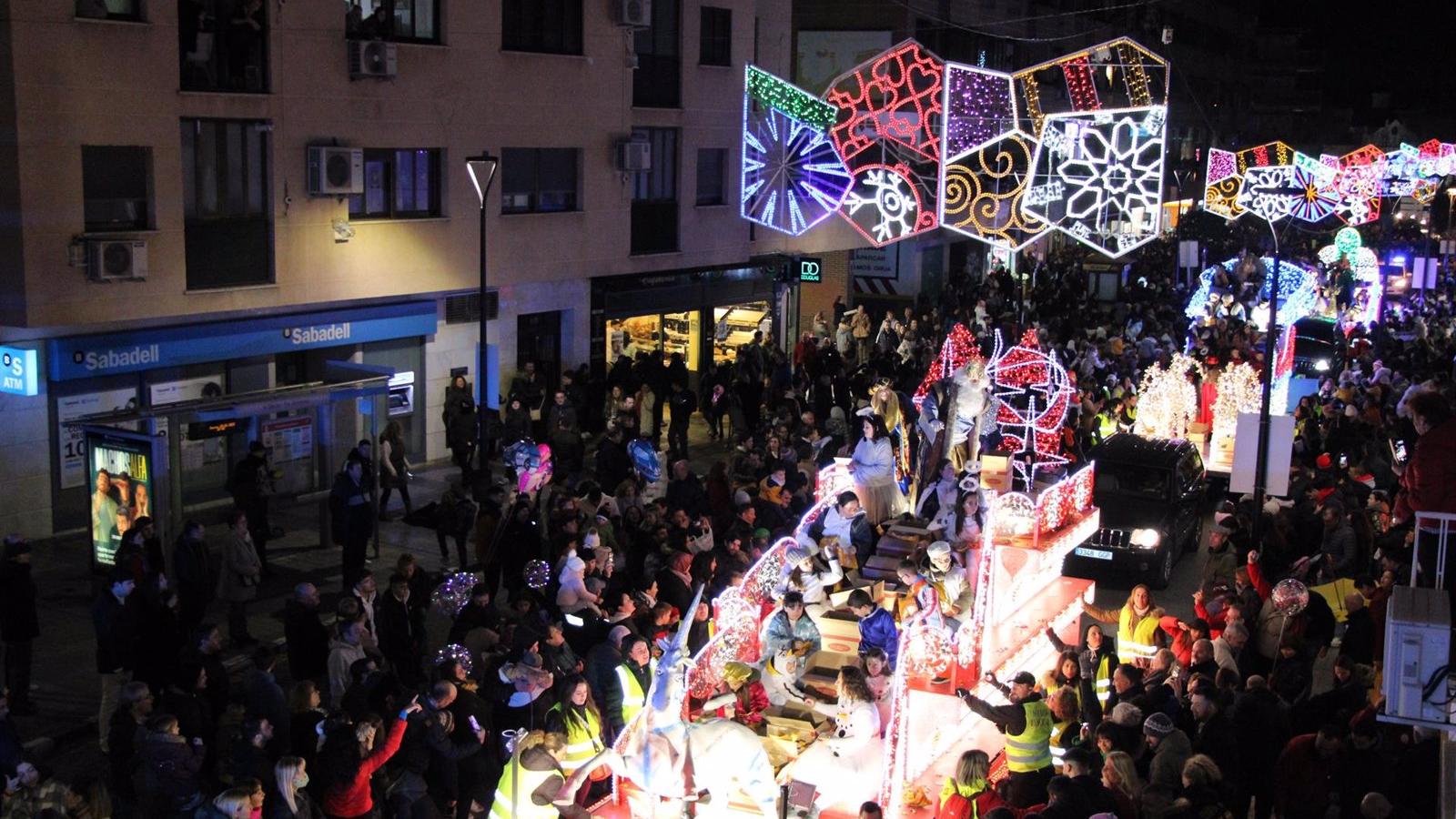 La Cabalgata de los Reyes Magos en Arganda llenó la ciudad de magia e ilusión