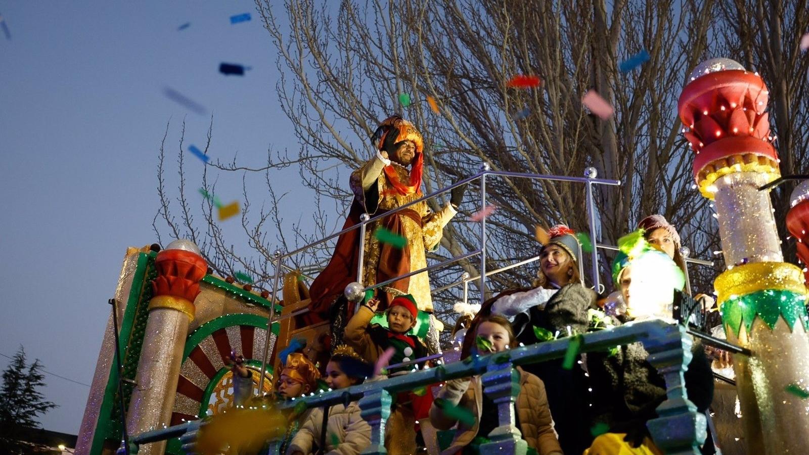Miles de pozueleros acompañan a los Reyes Magos en la Cabalgata