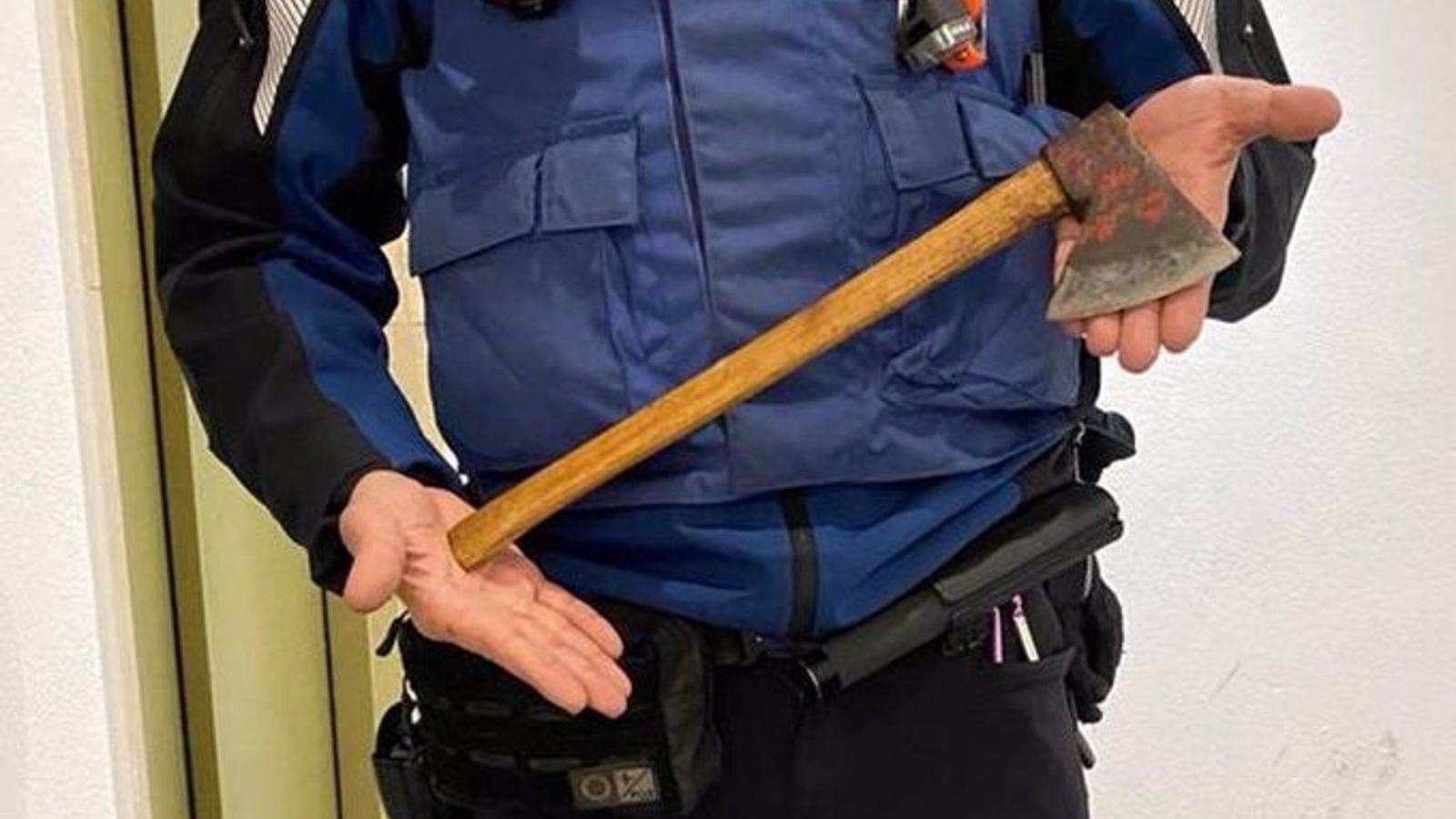 Detenido un hombre por amenazar con un hacha al dueño de una tienda al estar descontento con una reparación