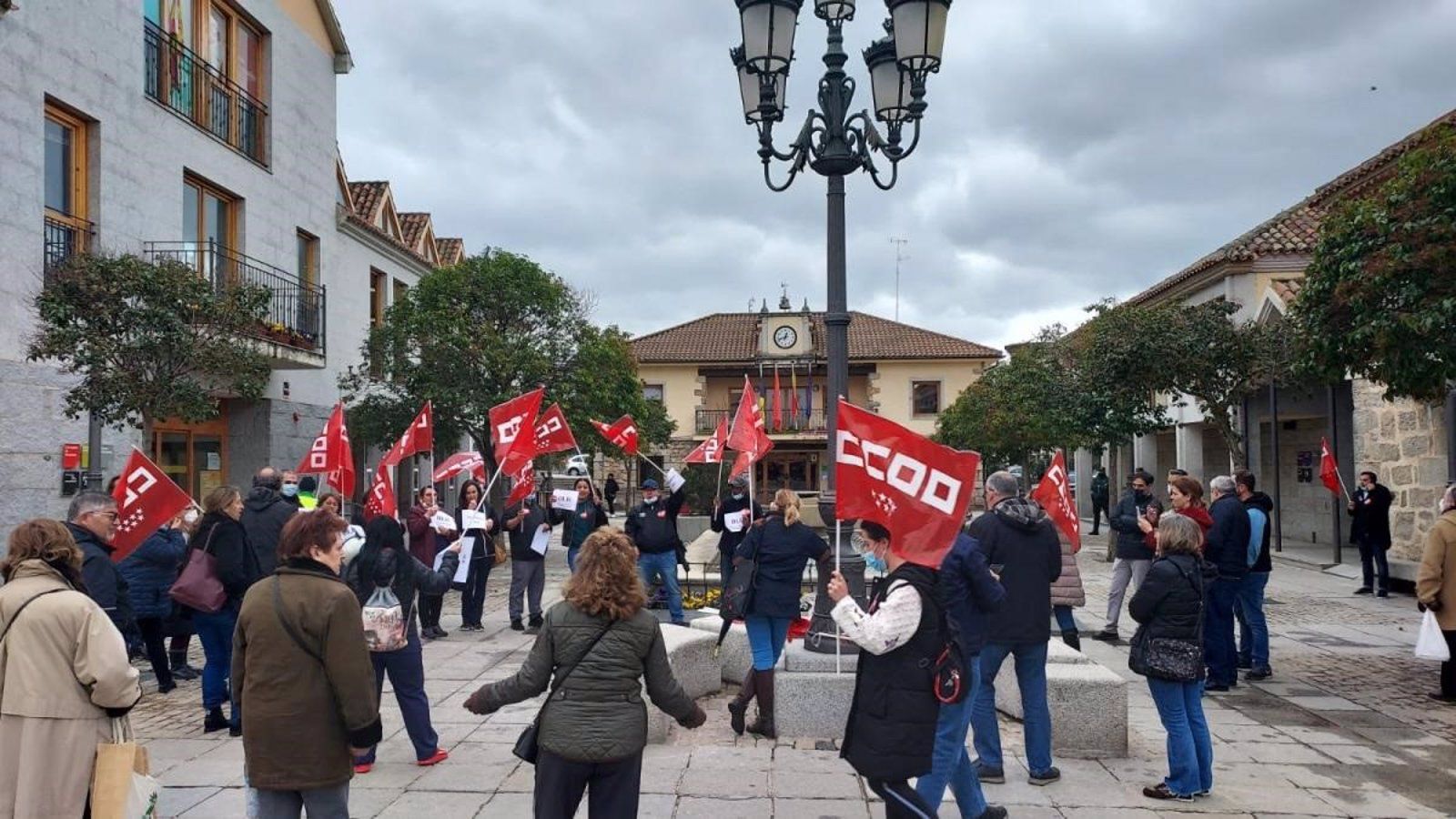Los trabajadores de limpieza en los edificios municipales de Torrelodones inician huelga indefinida por "impago de nóminas"