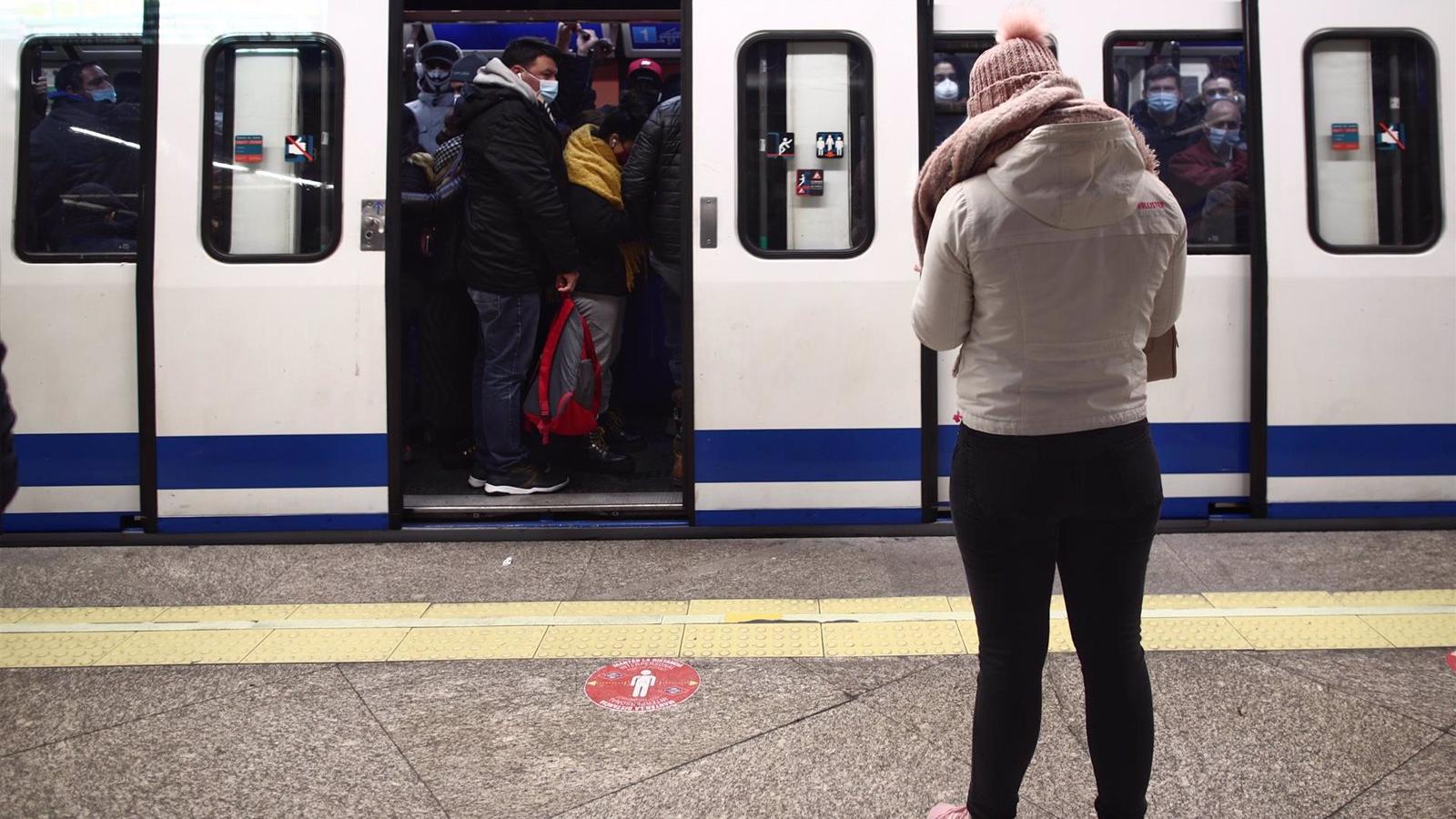 Los pasajeros en Metro crece un 16,2% en noviembre y los de la EMT suben un 16%
