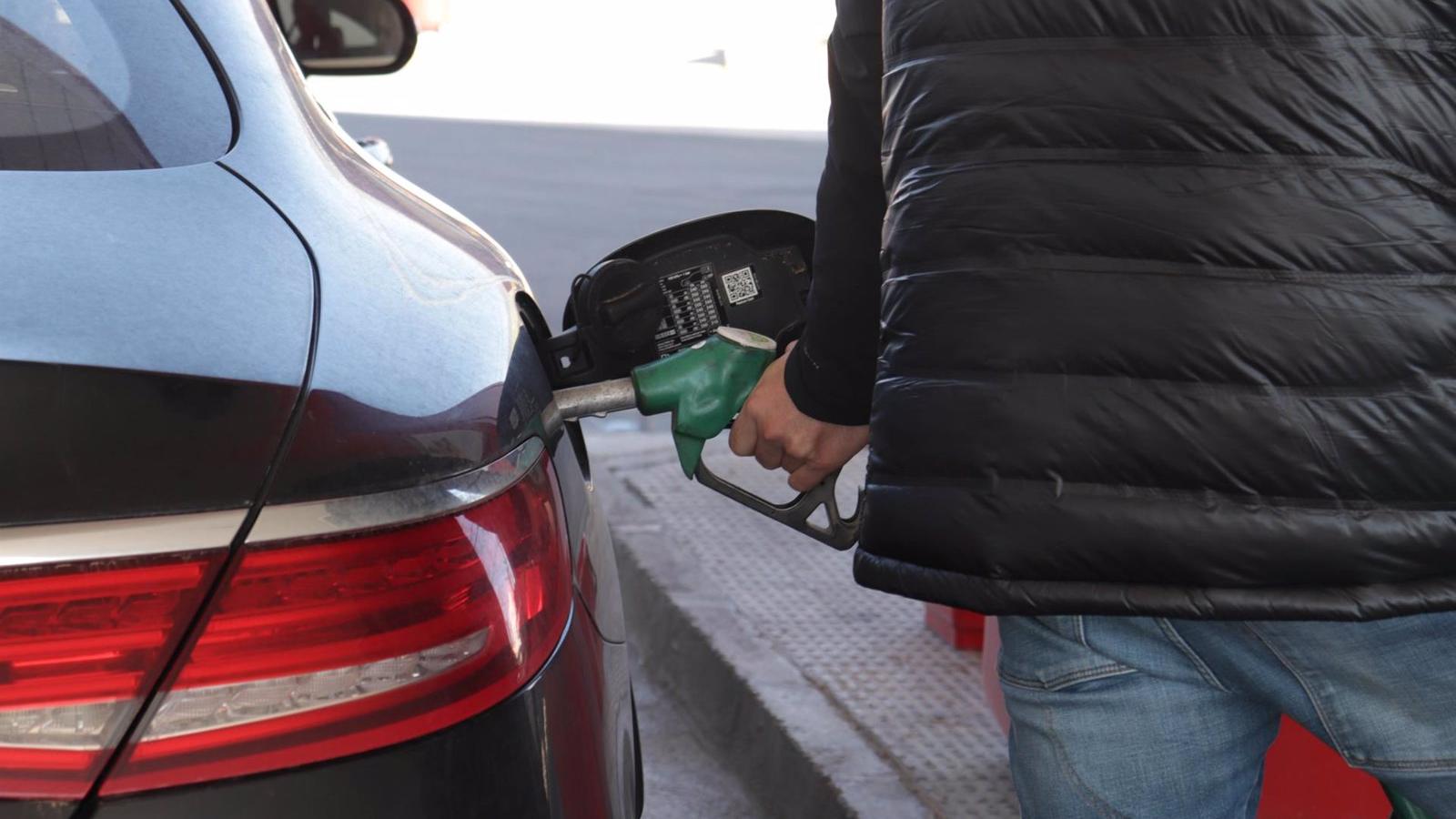 El precio de los carburantes sube por segunda semana consecutiva y se encarecen hasta 2%
