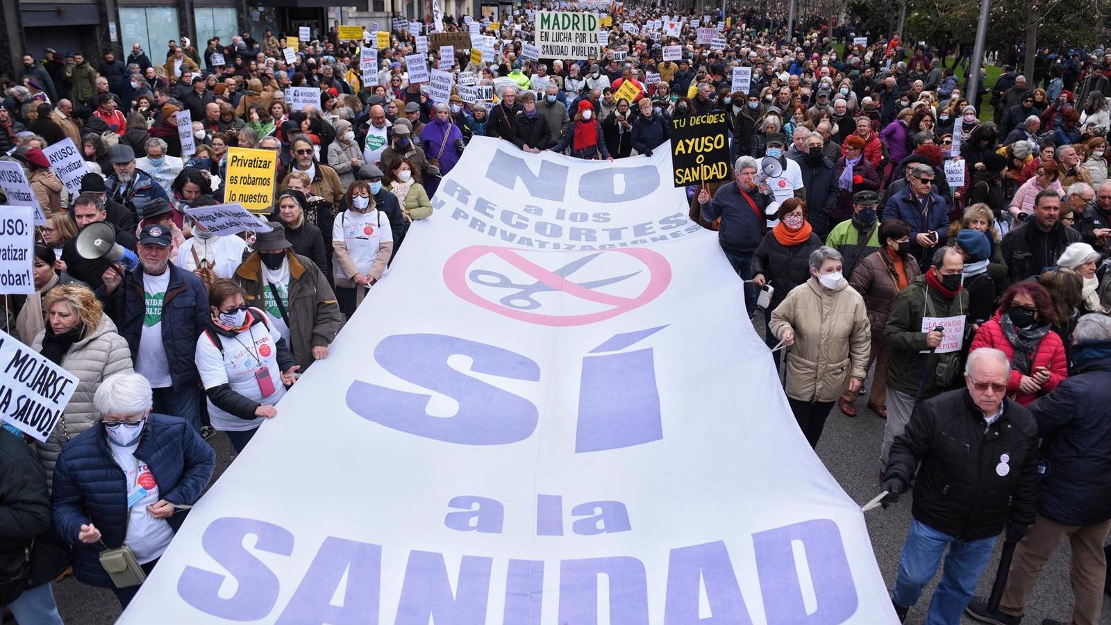 Unos 30.000 manifestantes por las sanidad pública vuelven a salir a la calle al grito de 'Ayuso dimisión'