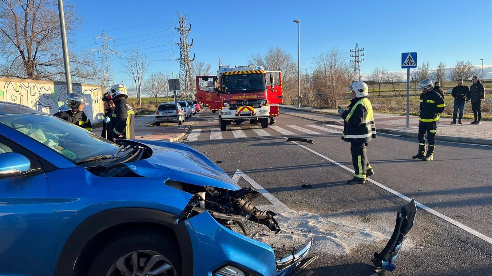  Un choque ente dos turismos en Leganés deja un conductor de 51 años grave y cuatro heridos más