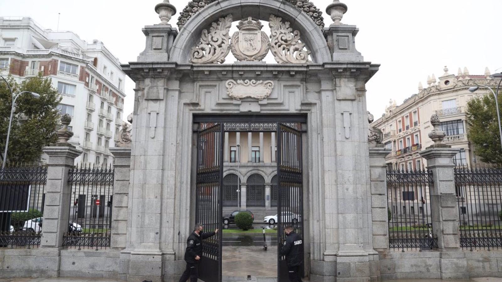 El Retiro y ocho grandes parques de la capital cierran por los fuertes vientos