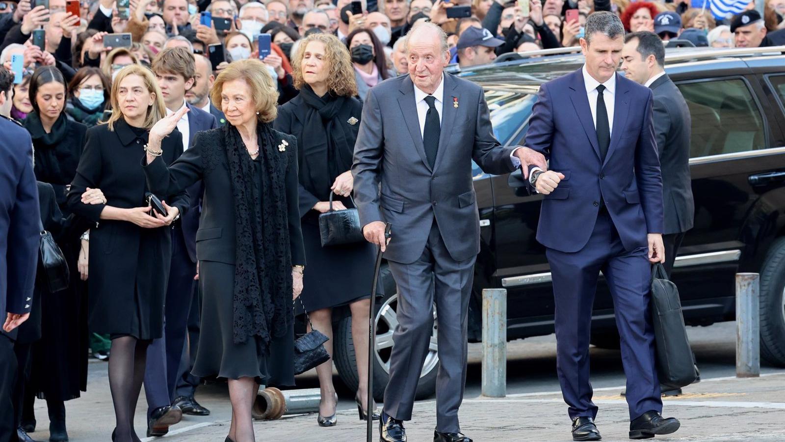 El funeral de Constantino vuelve a reunir en público a Felipe VI con el Monarca emérito, las infantas y sus sobrinos